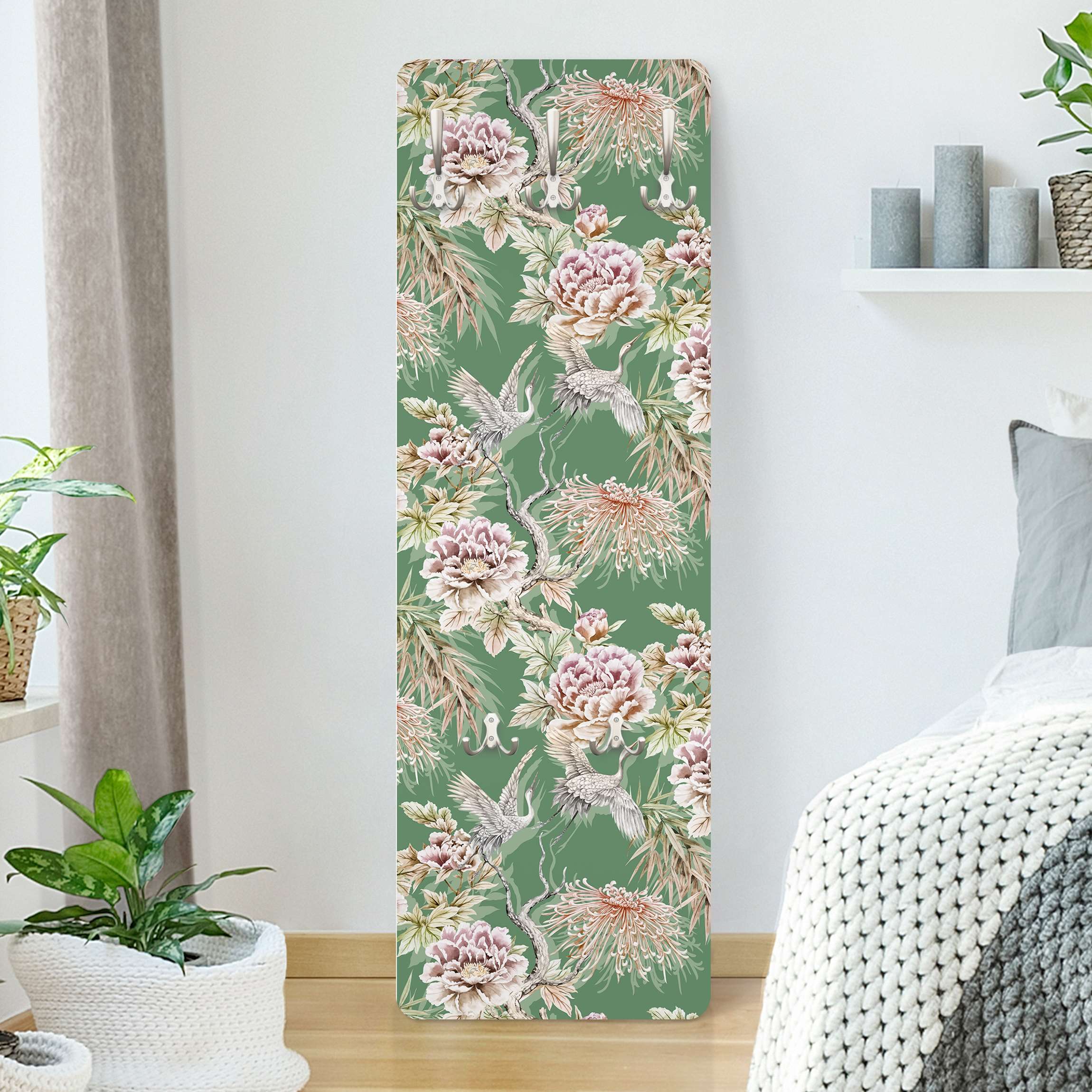 Wandgarderobe Holzpaneel Aquarell Vögel mit großen Blüten vor Grün
