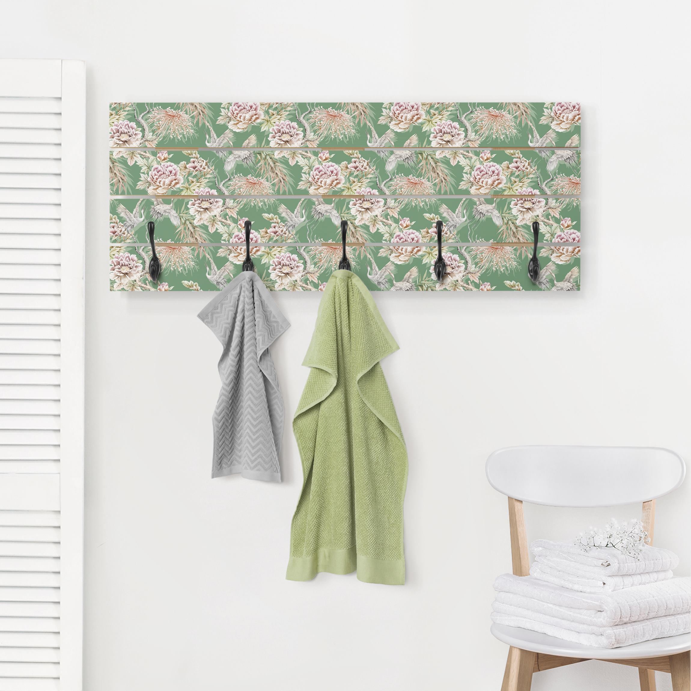 Wandgarderobe Aquarell Vögel mit großen Blüten vor Grün