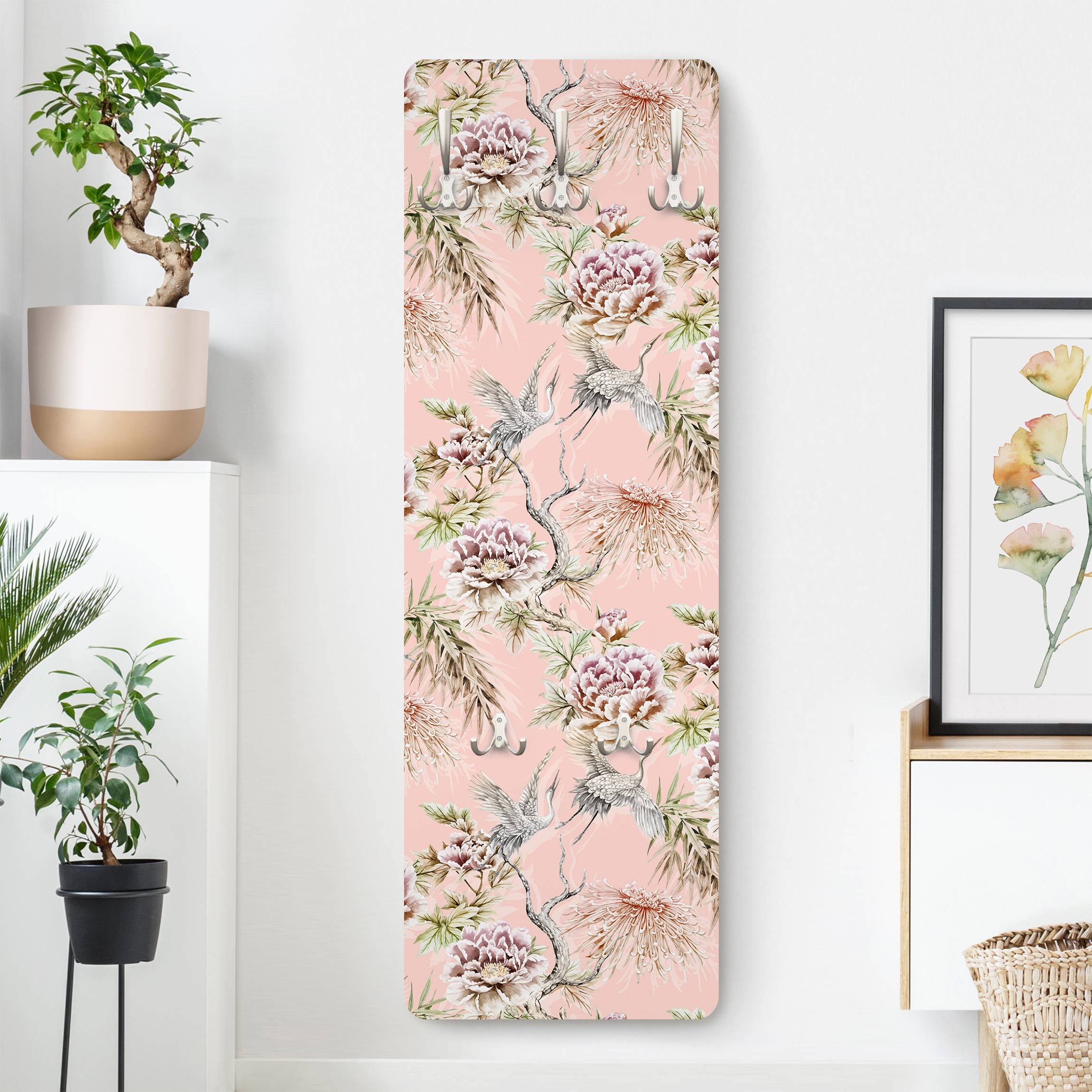 Wandgarderobe Holzpaneel Aquarell Vögel mit großen Blüten vor Rosa