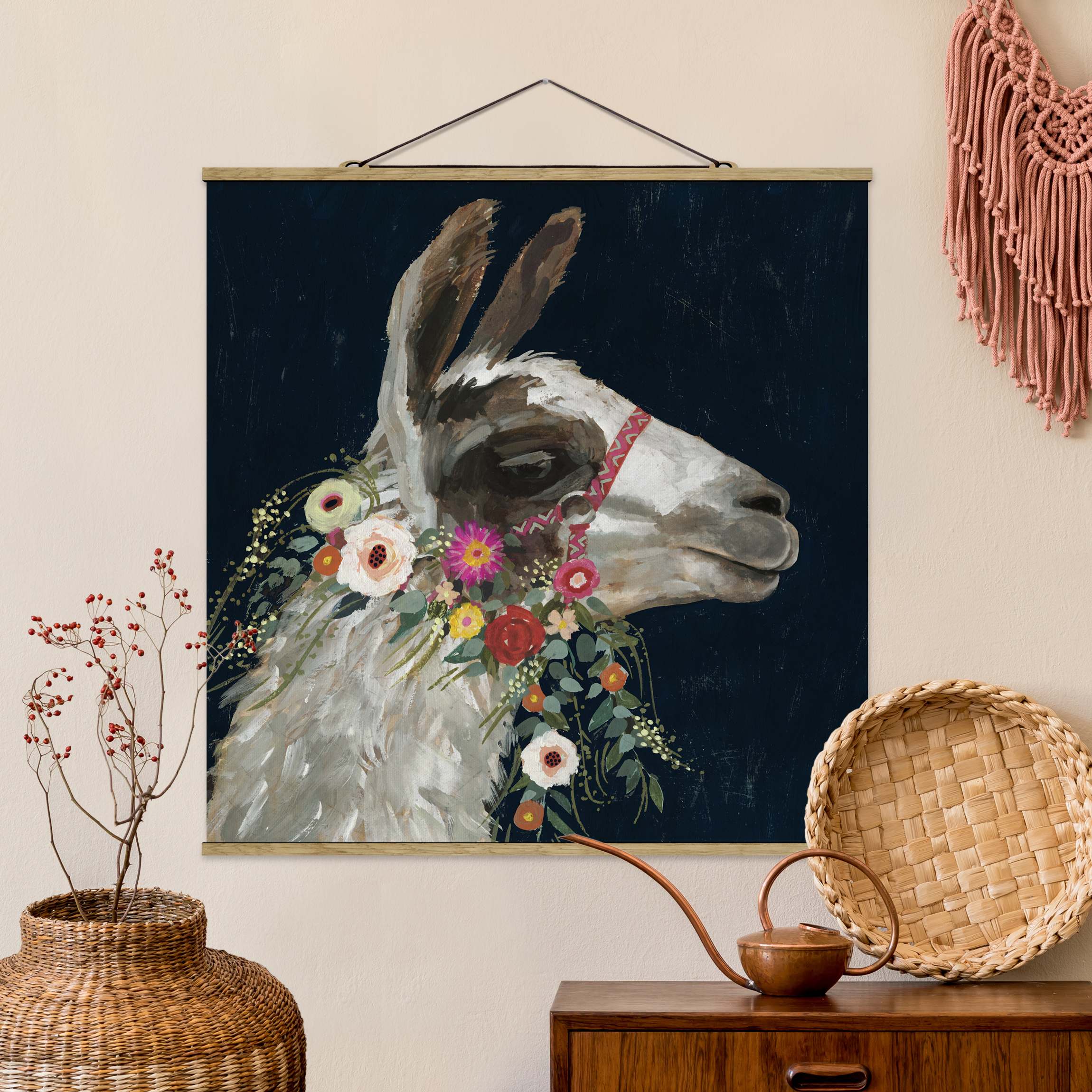 Stoffbild mit Posterleisten Lama mit Blumenschmuck I