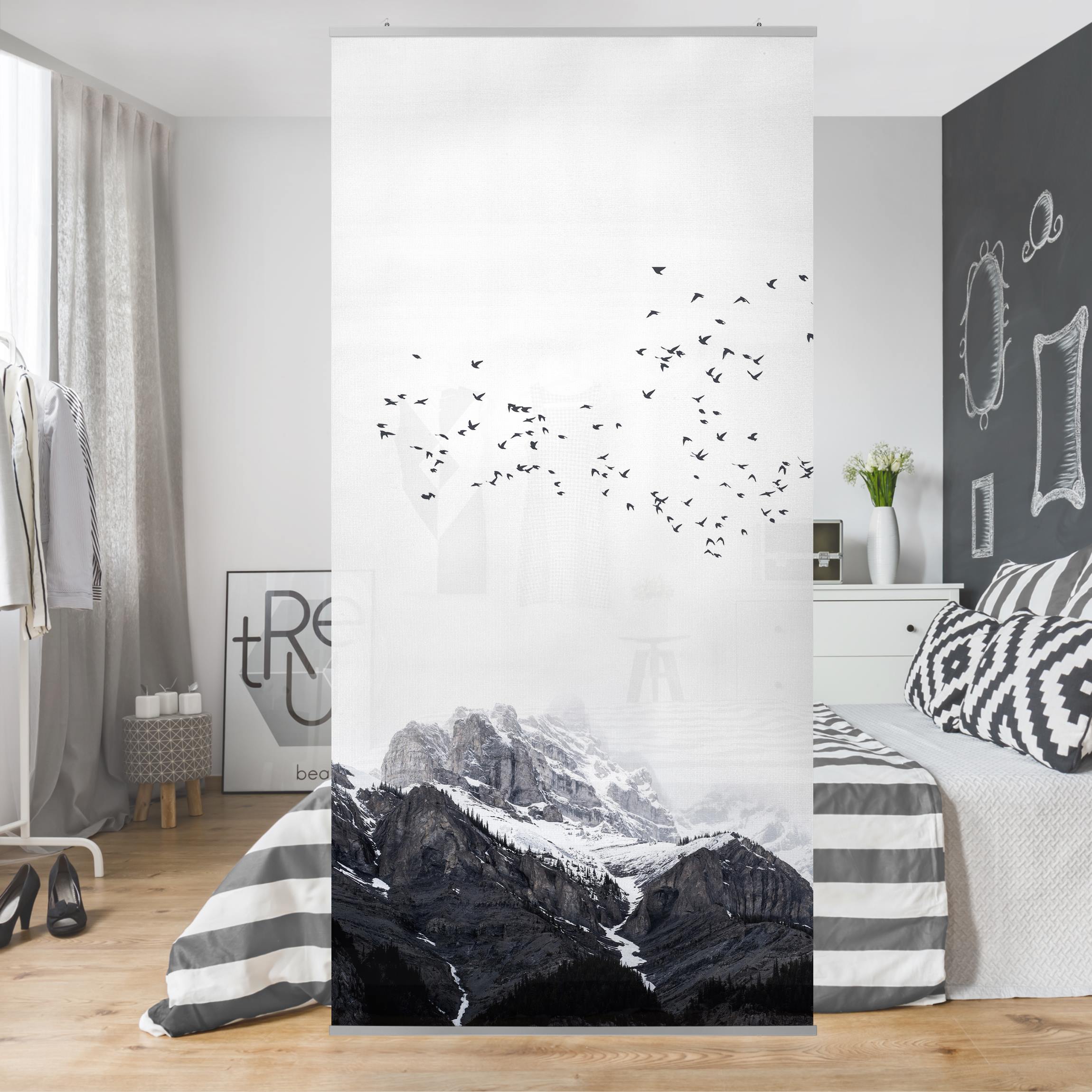 Raumteiler Vogelschwarm vor Bergen Schwarz Weiß