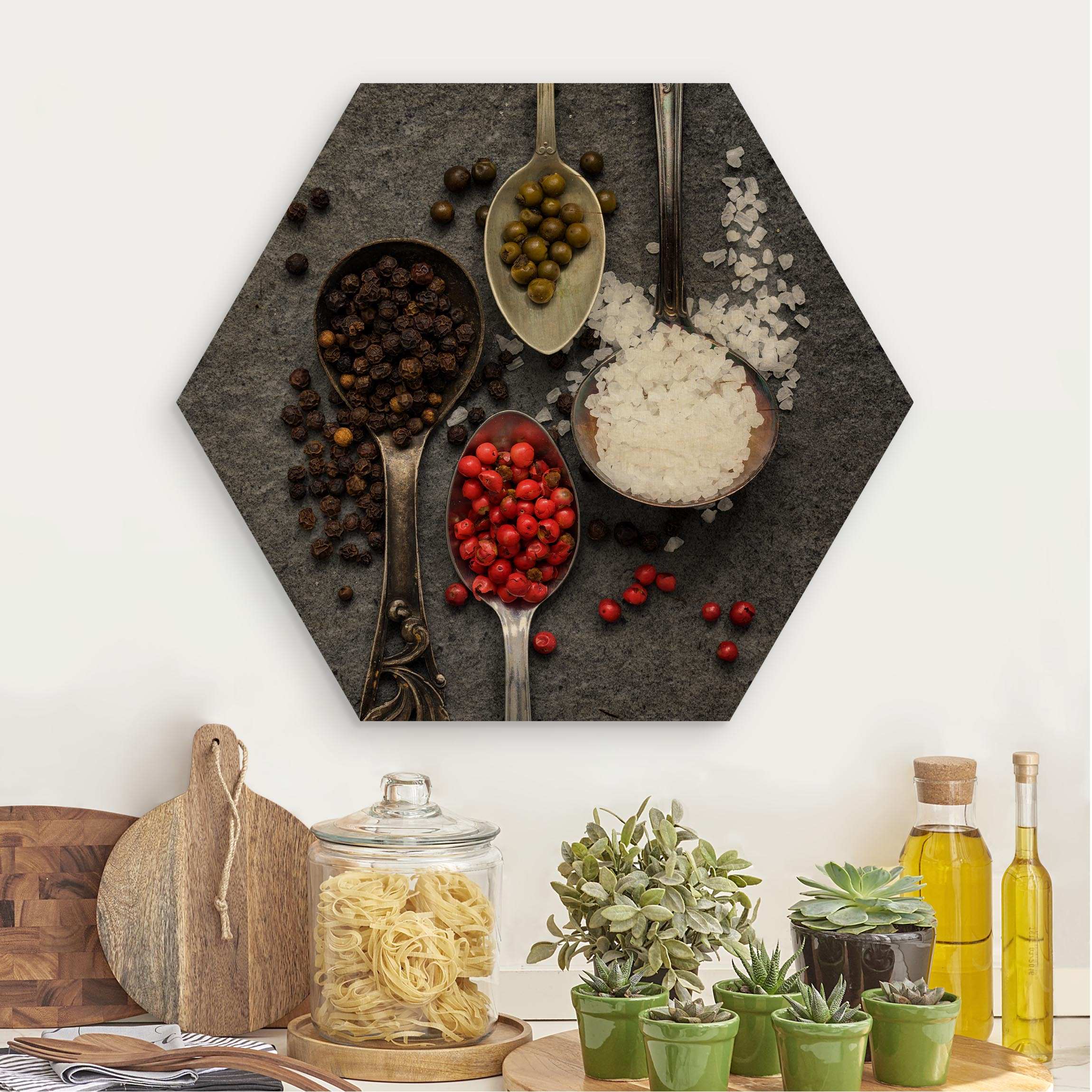Hexagon-Holzbild Gewürze in Antiklöffeln