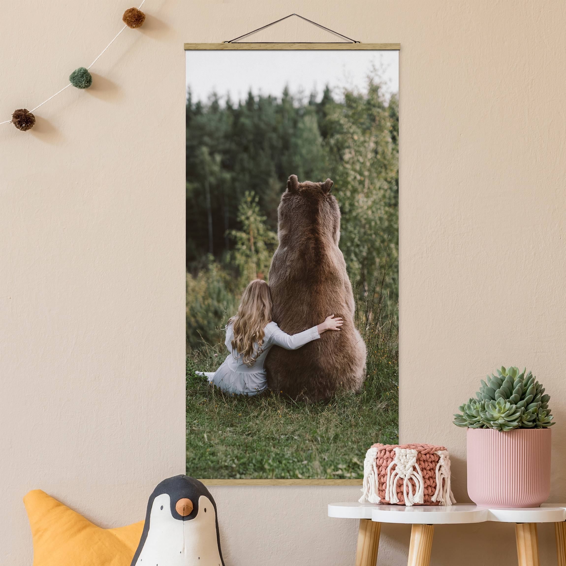 Stoffbild mit Posterleisten Mädchen mit Braunbär