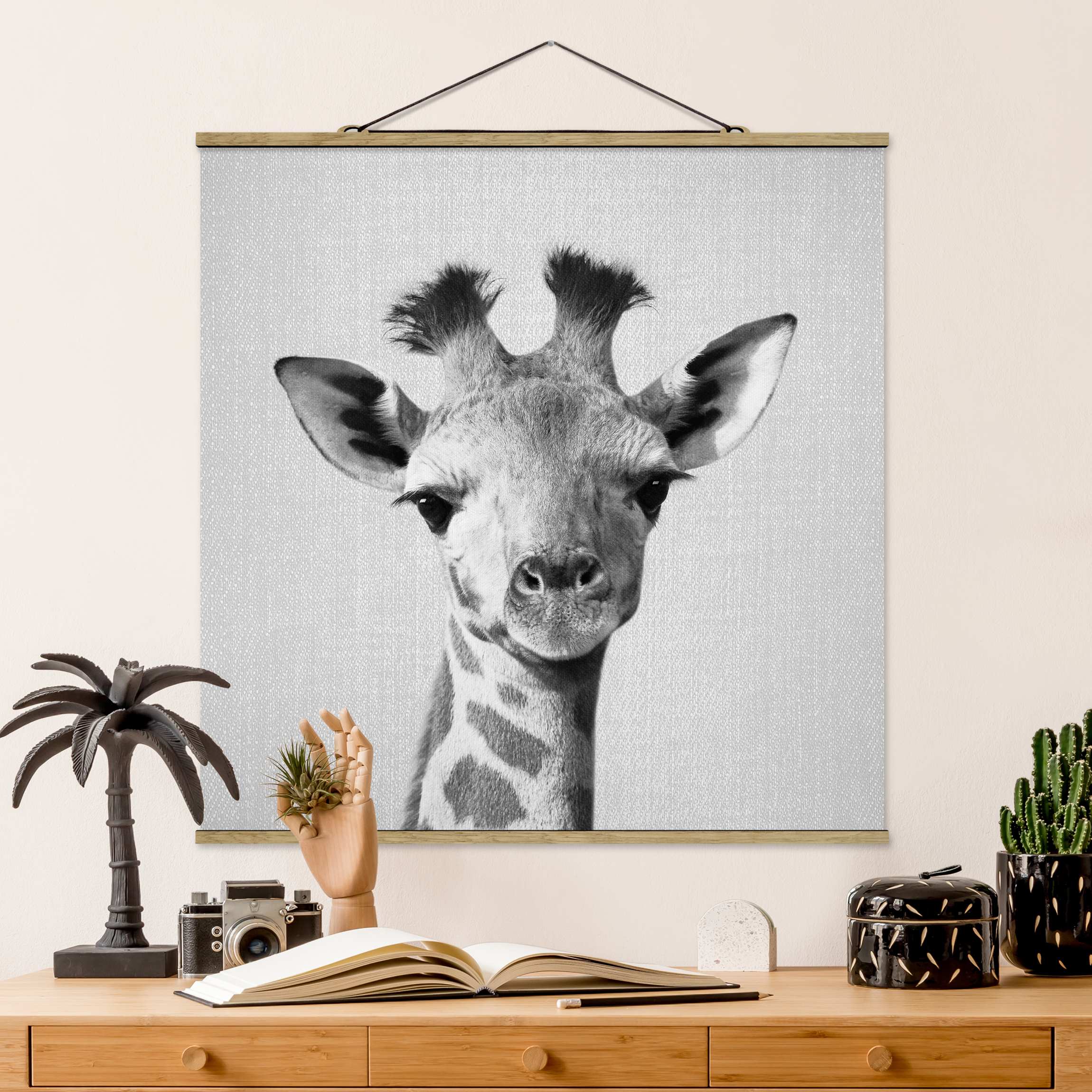 Stoffbild Baby Giraffe Gandalf Schwarz Weiß