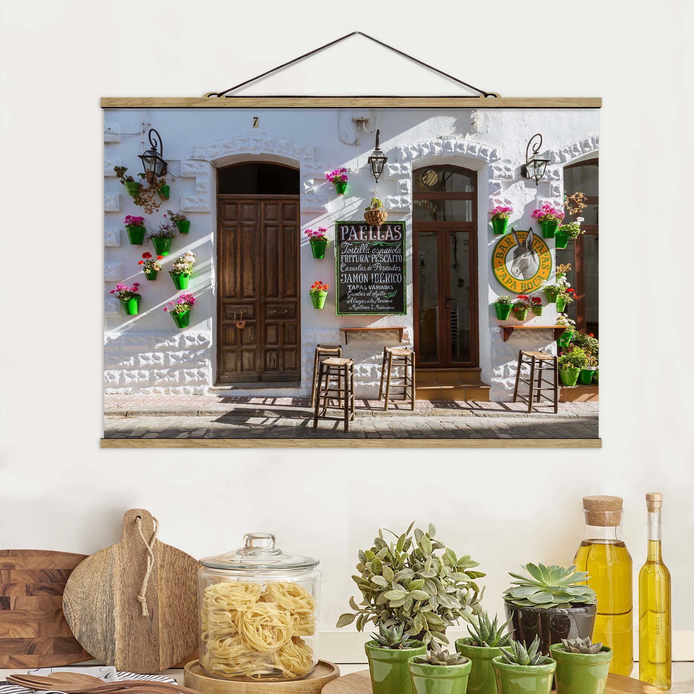 Stoffbild mit Posterleisten Bar de Tapas mit Blumentöpfen