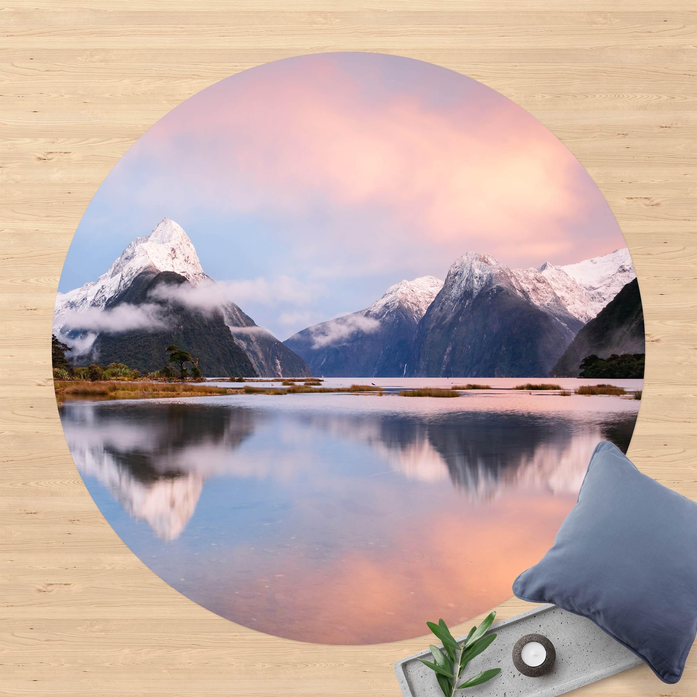Runder Vinyl-Teppich Berge am Wasser