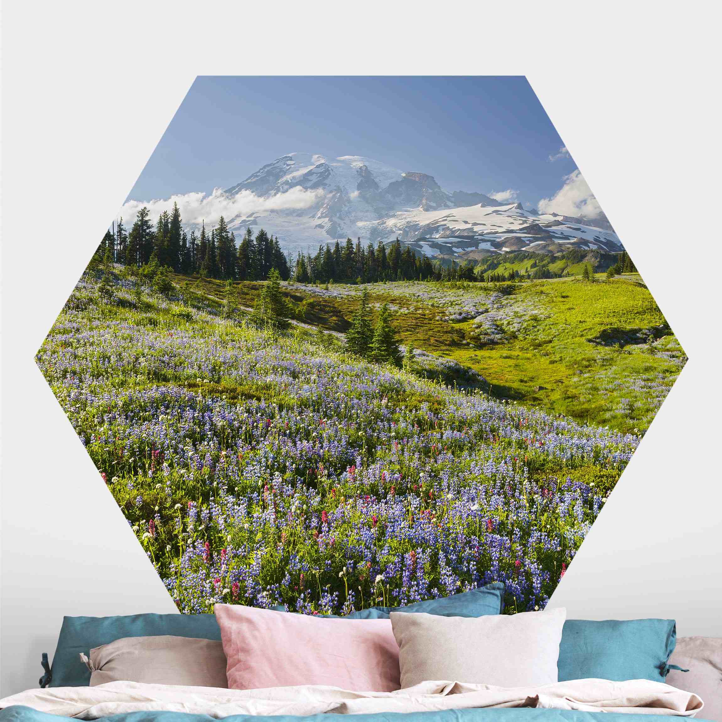Hexagon Fototapete Bergwiese mit roten Blumen vor Mt. Rainier