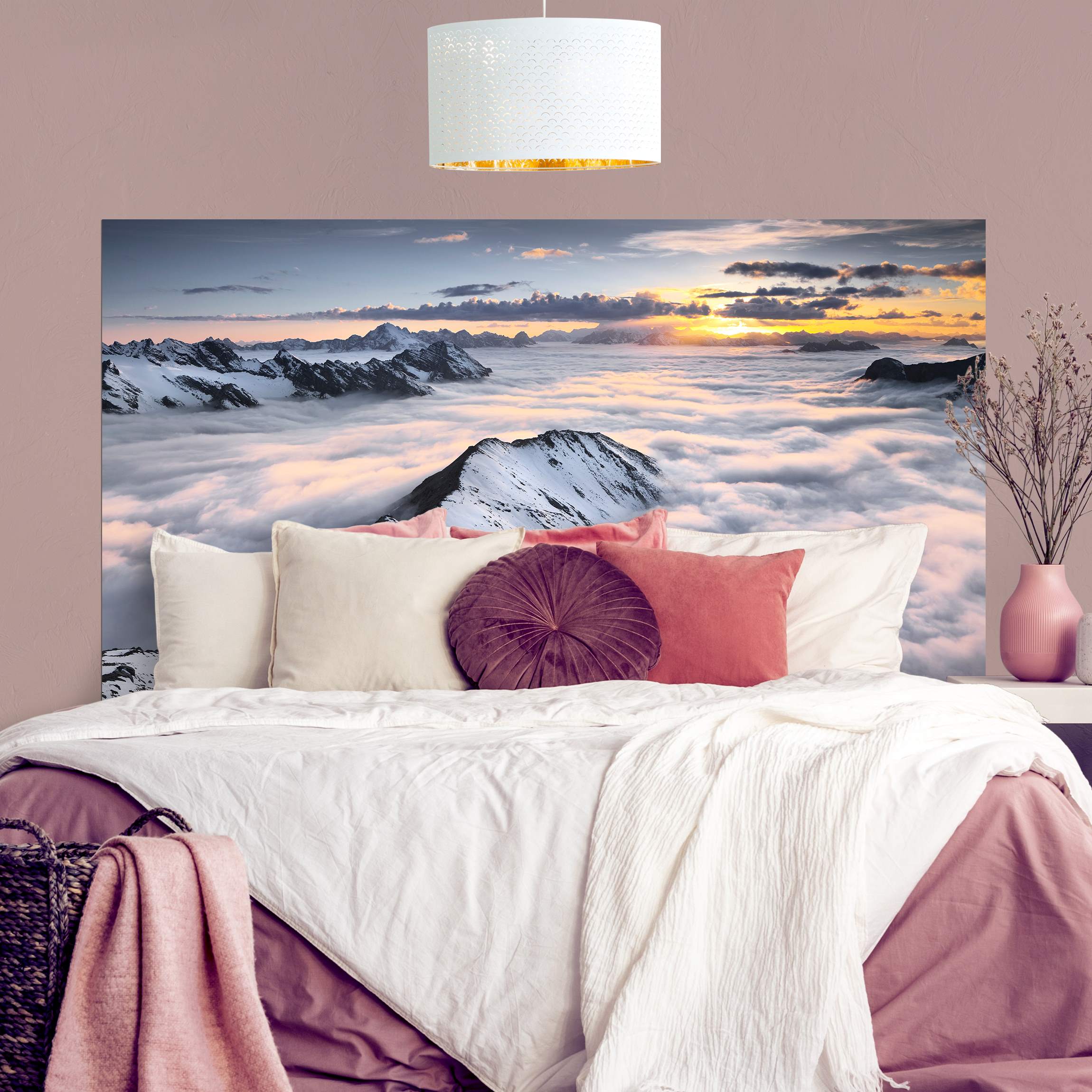 Kopfteil Bett Blick über Wolken und Berge