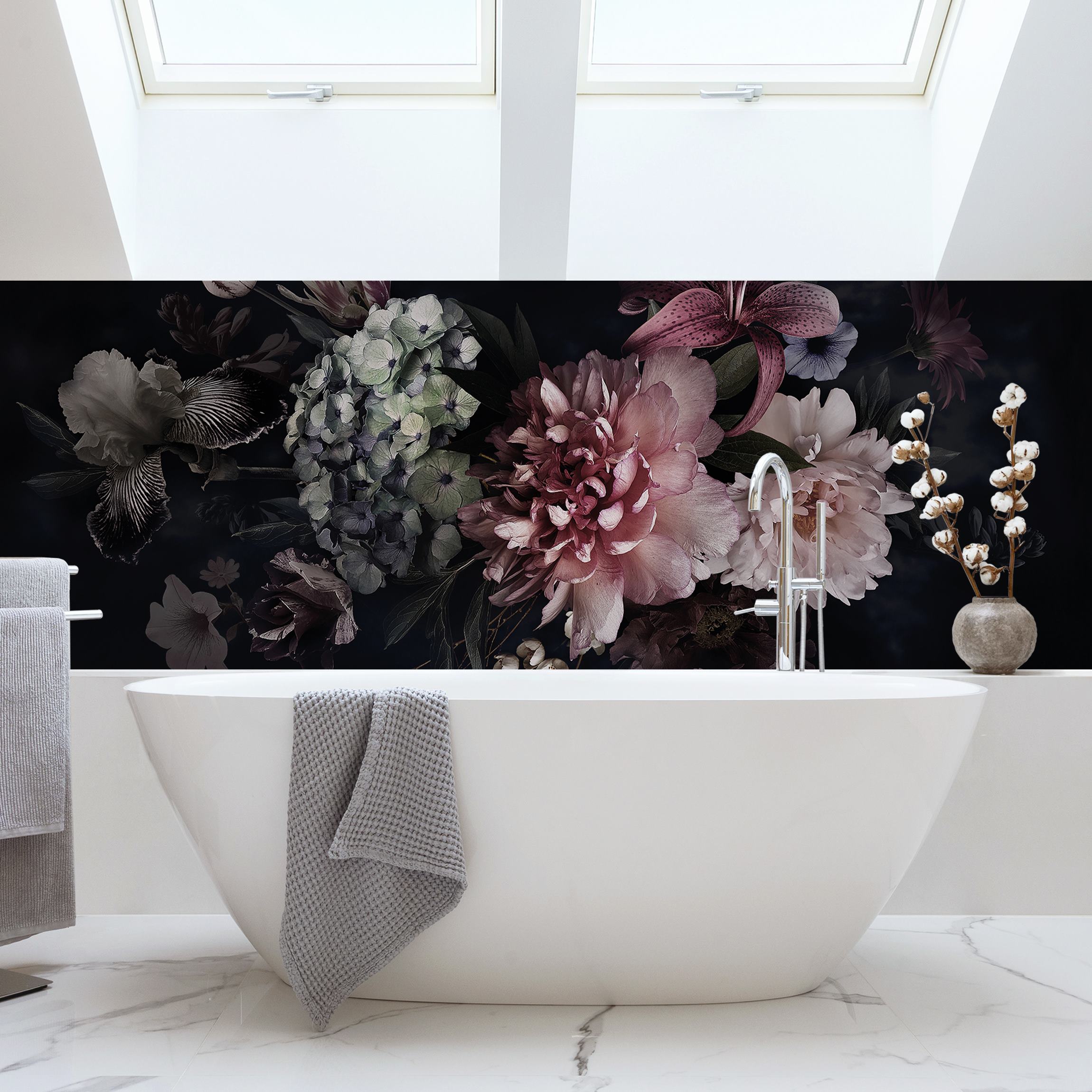 Wandverkleidung Bad Blumen mit Nebel auf Schwarz