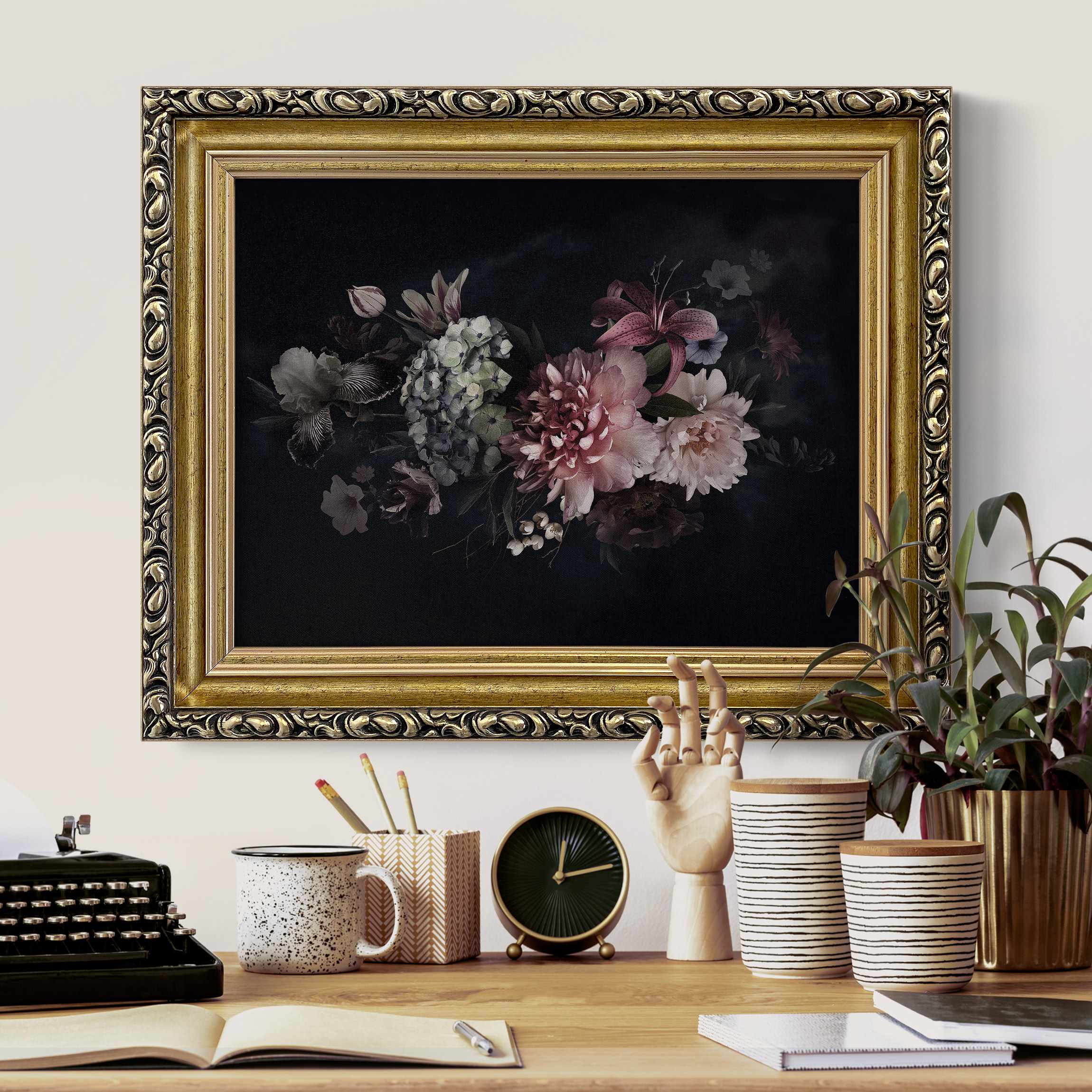 Leinwandbild mit Barockrahmen Blumen mit Nebel auf Schwarz