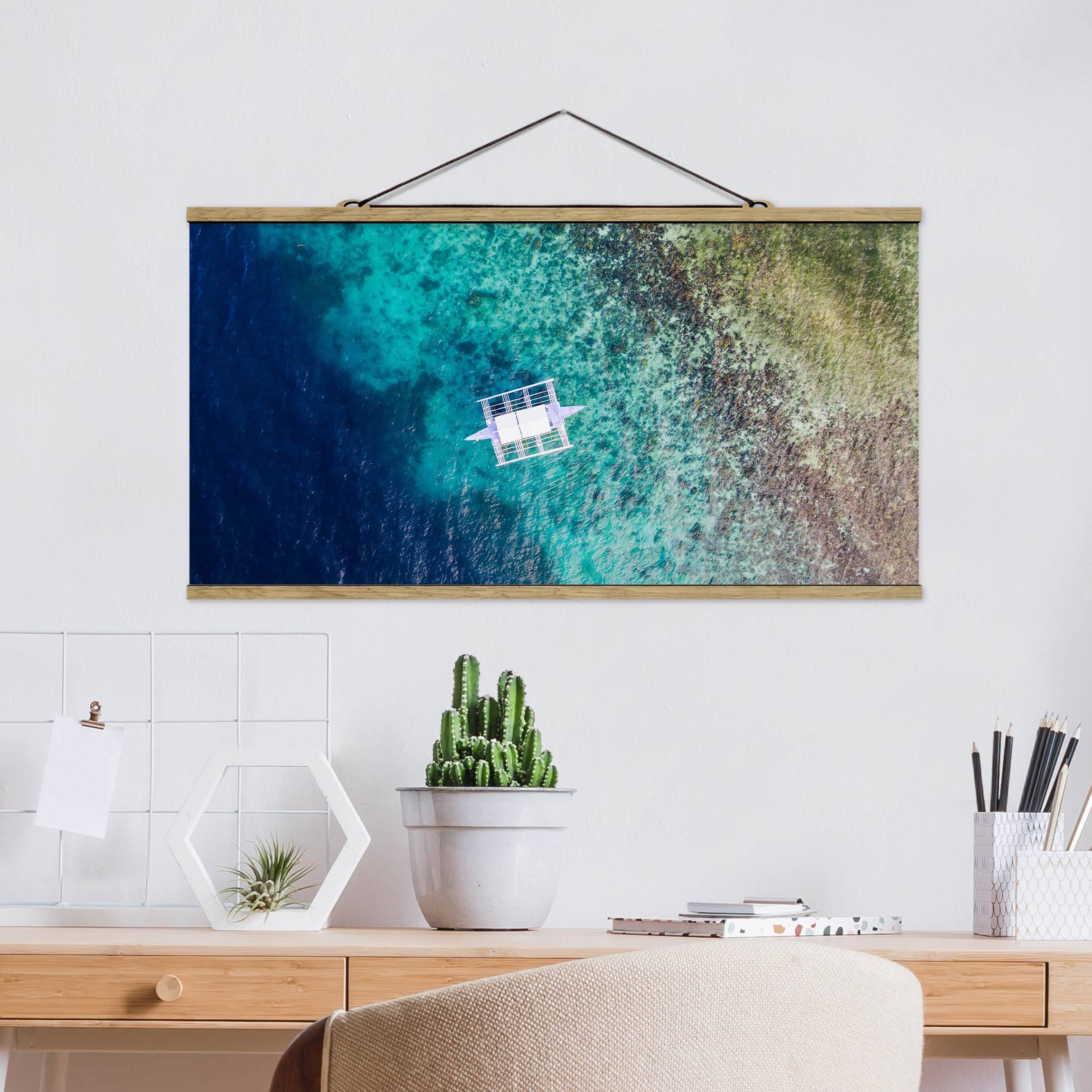 Stoffbild mit Posterleisten Boot auf dem Meer Draufsicht