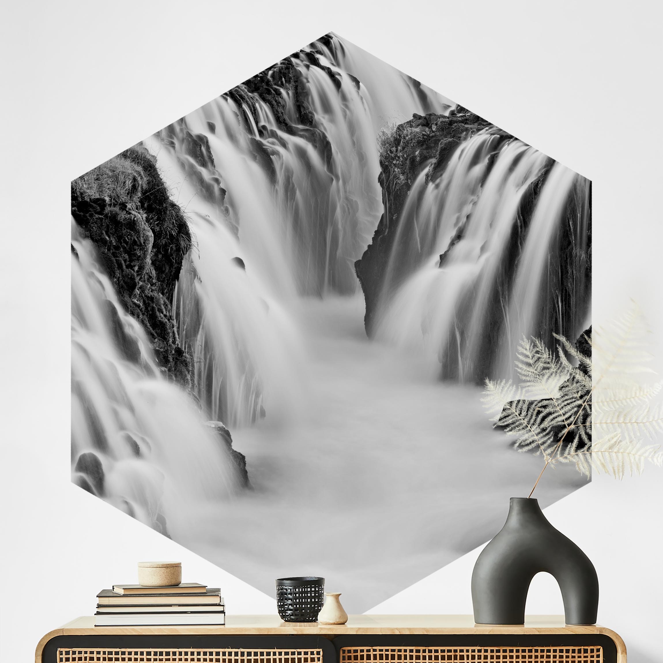 Hexagon Fototapete selbstklebend Brúarfoss Wasserfall in Island Schwarz-Weiß