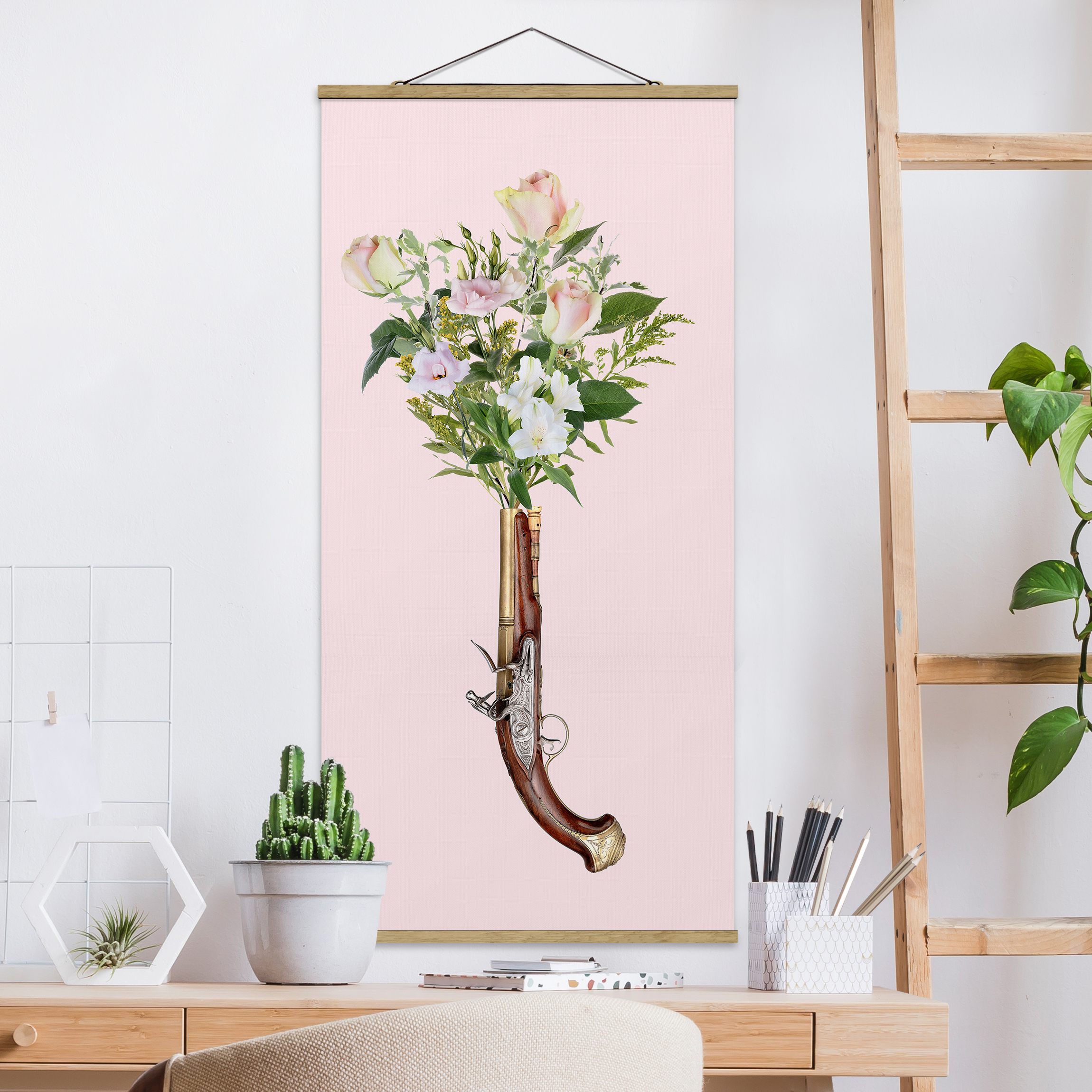 Stoffbild mit Posterleisten Pistole mit Blumen