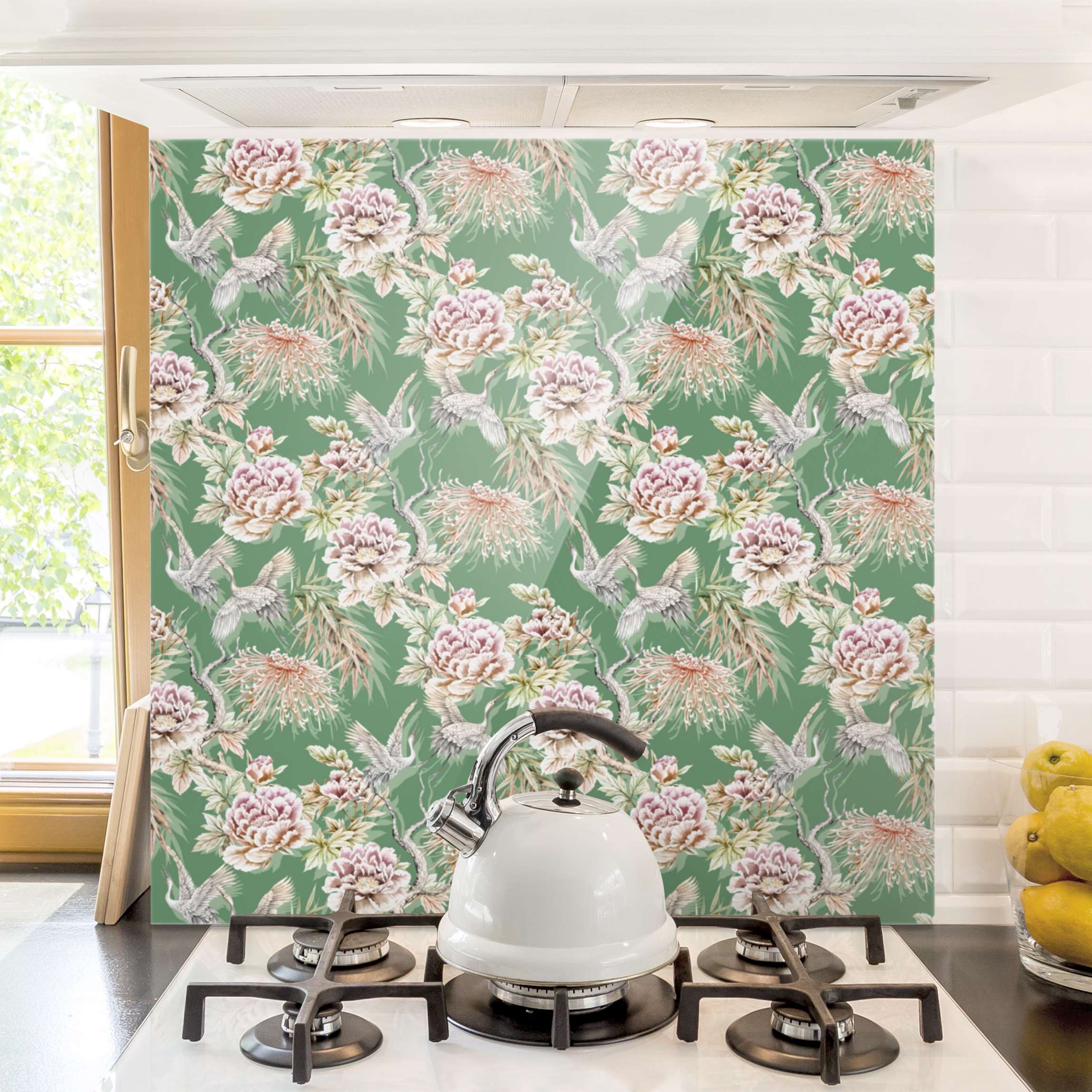 Spritzschutz Aquarell Vögel mit großen Blüten vor Grün