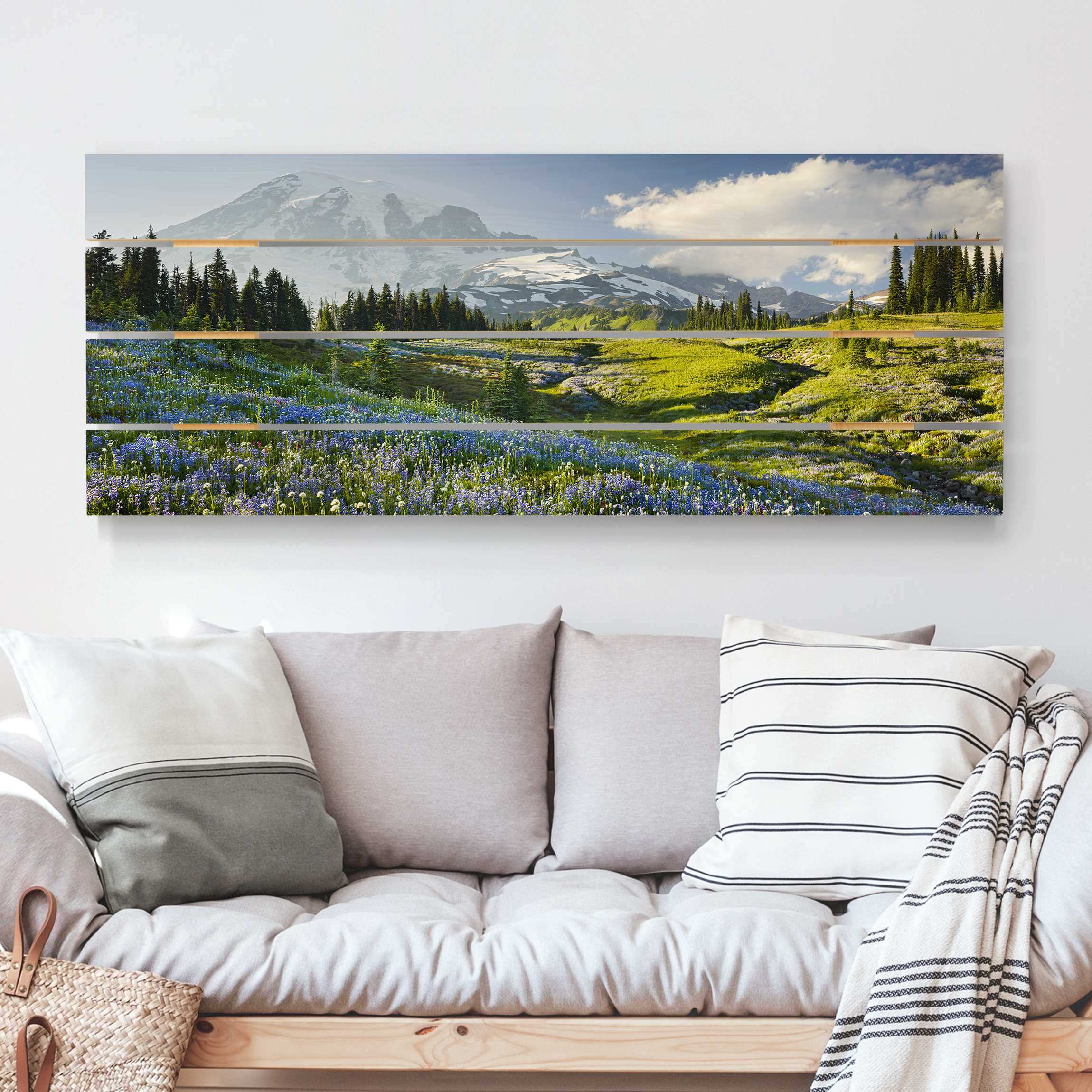 Holzbild Plankenoptik - Panorama Bergwiese mit blauen Blumen vor Mt. Rainier