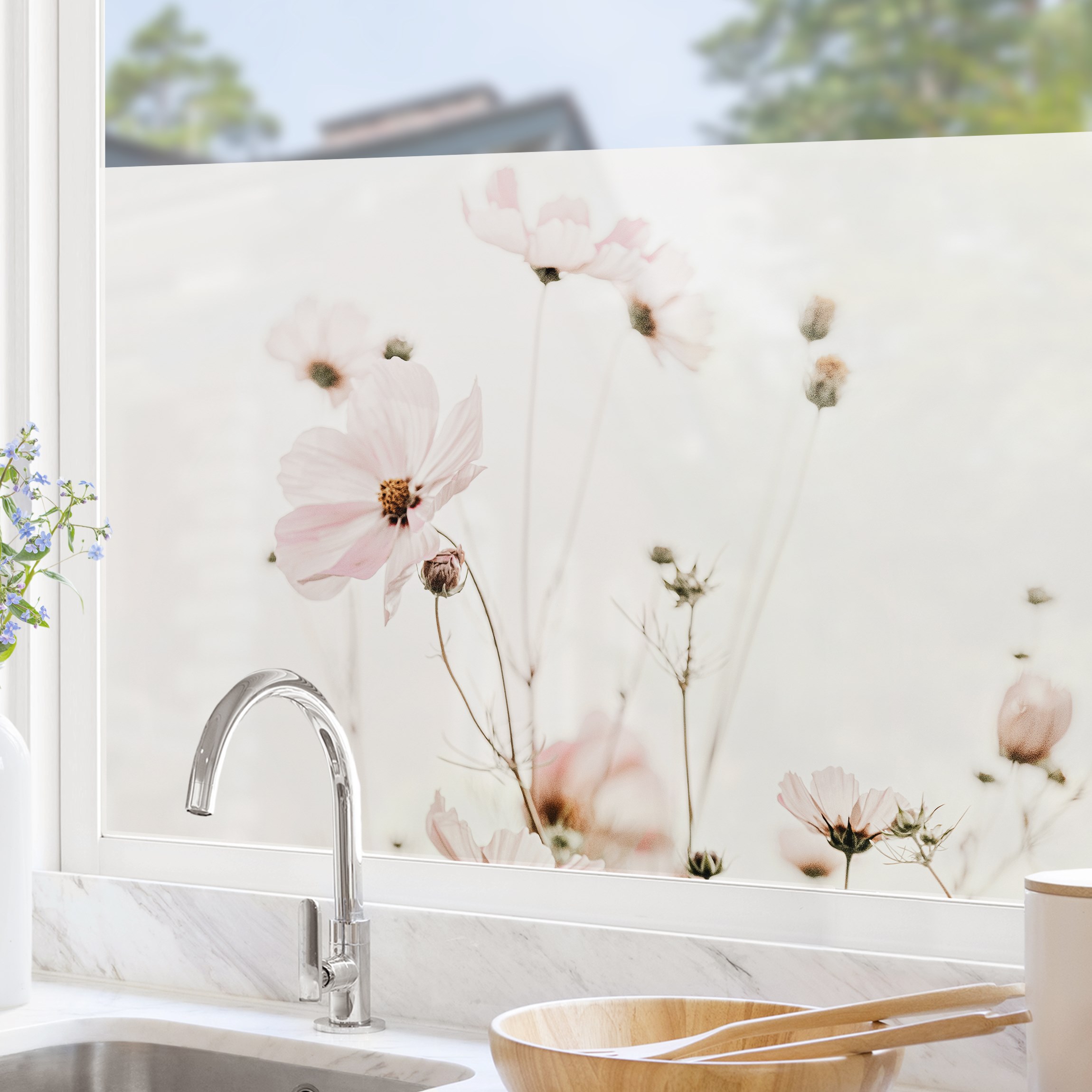 Fensterfolie Cosmea in zarten Cremetönen