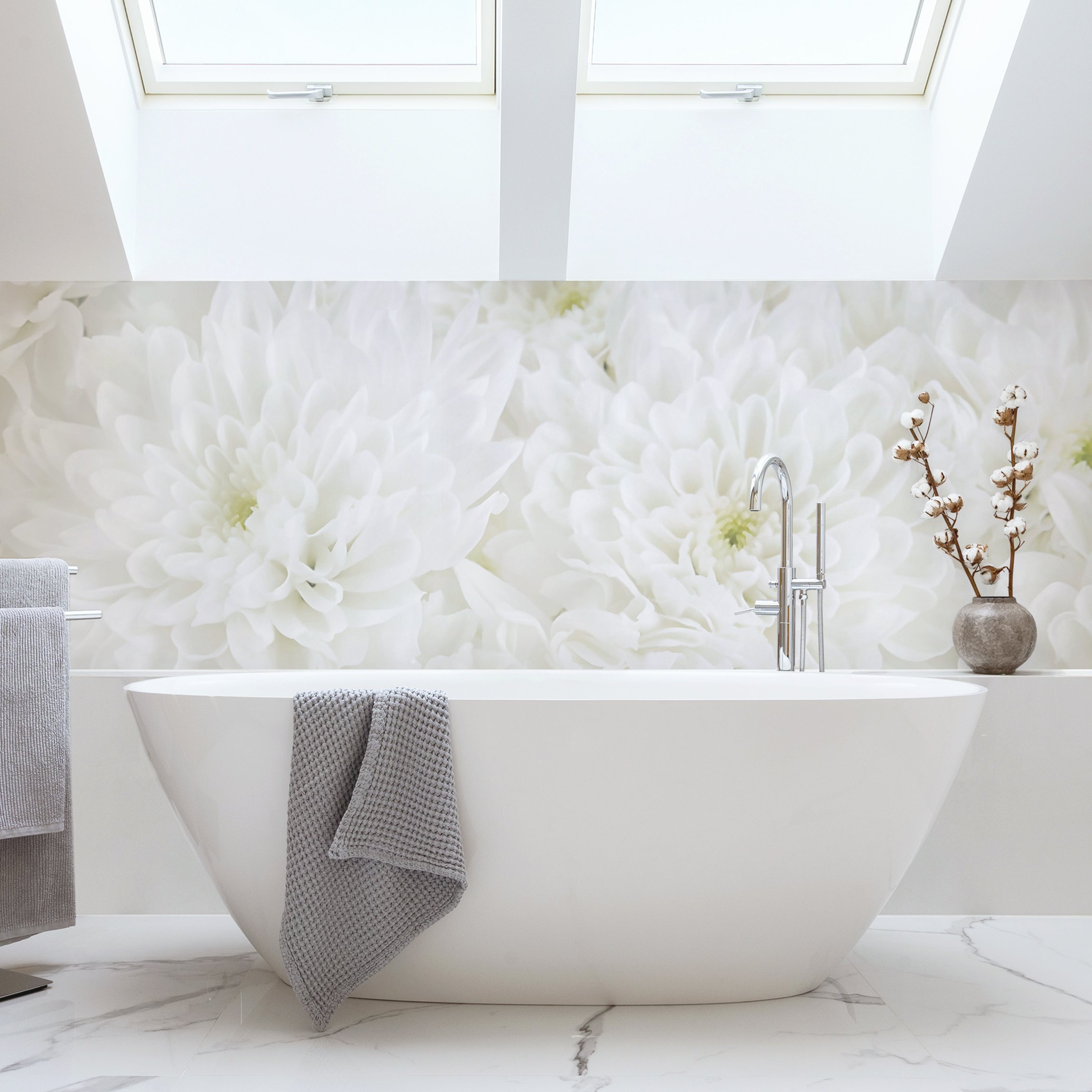 Wandverkleidung Bad Dahlien Blumenmeer weiß