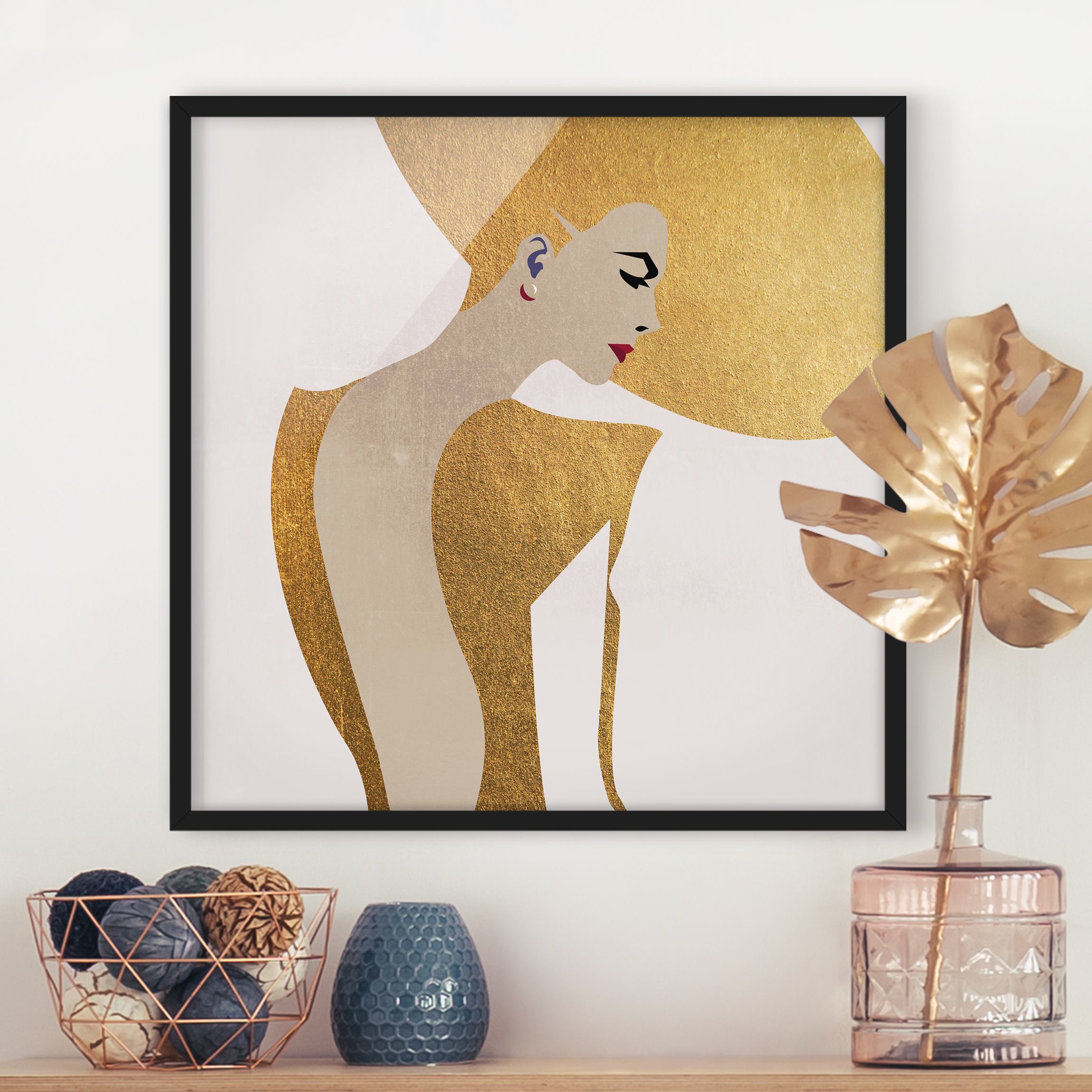 Bild mit Rahmen Dame mit Hut in Gold
