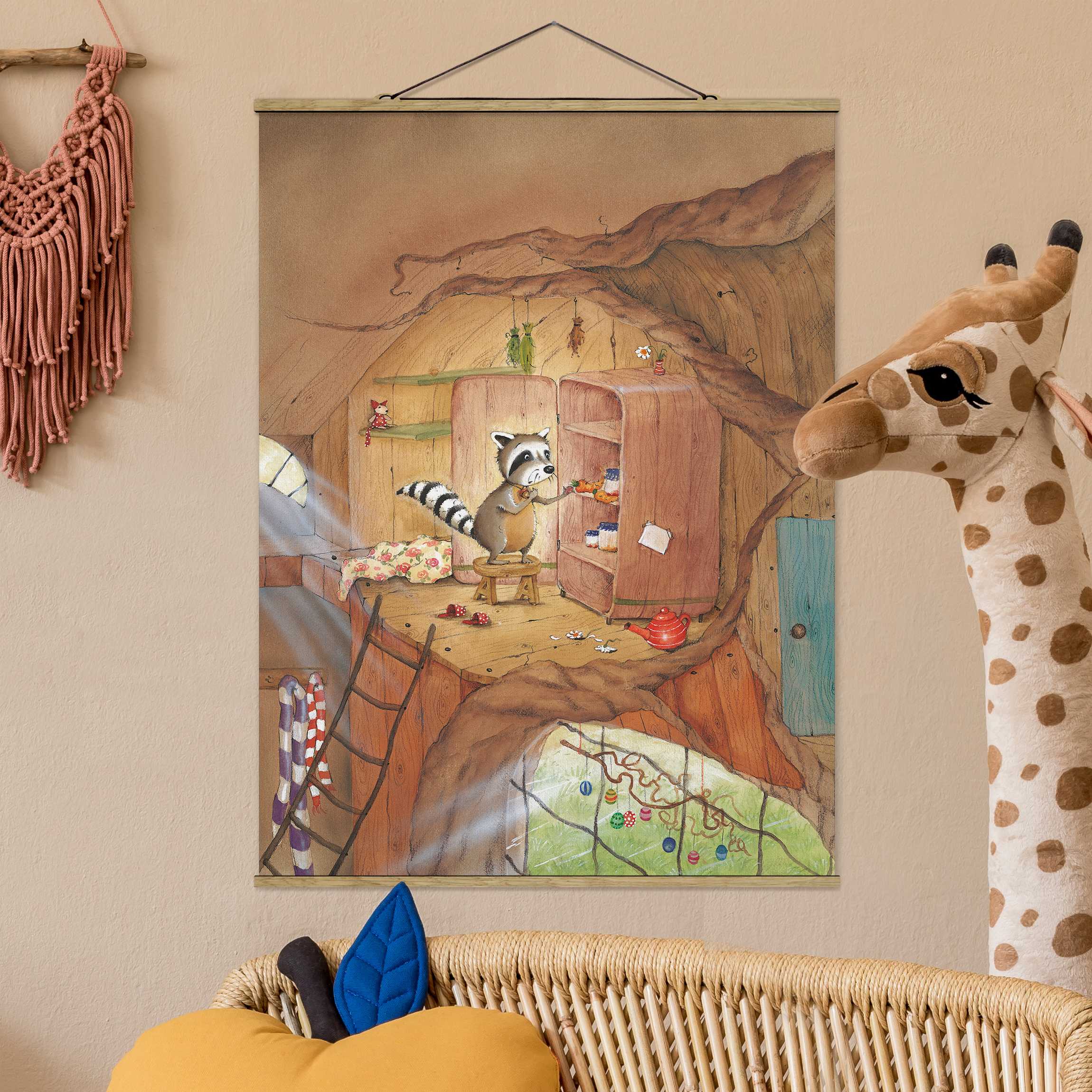 Stoffbild - Hochformat Wassili Waschbär - Wassili am Küchenschrank