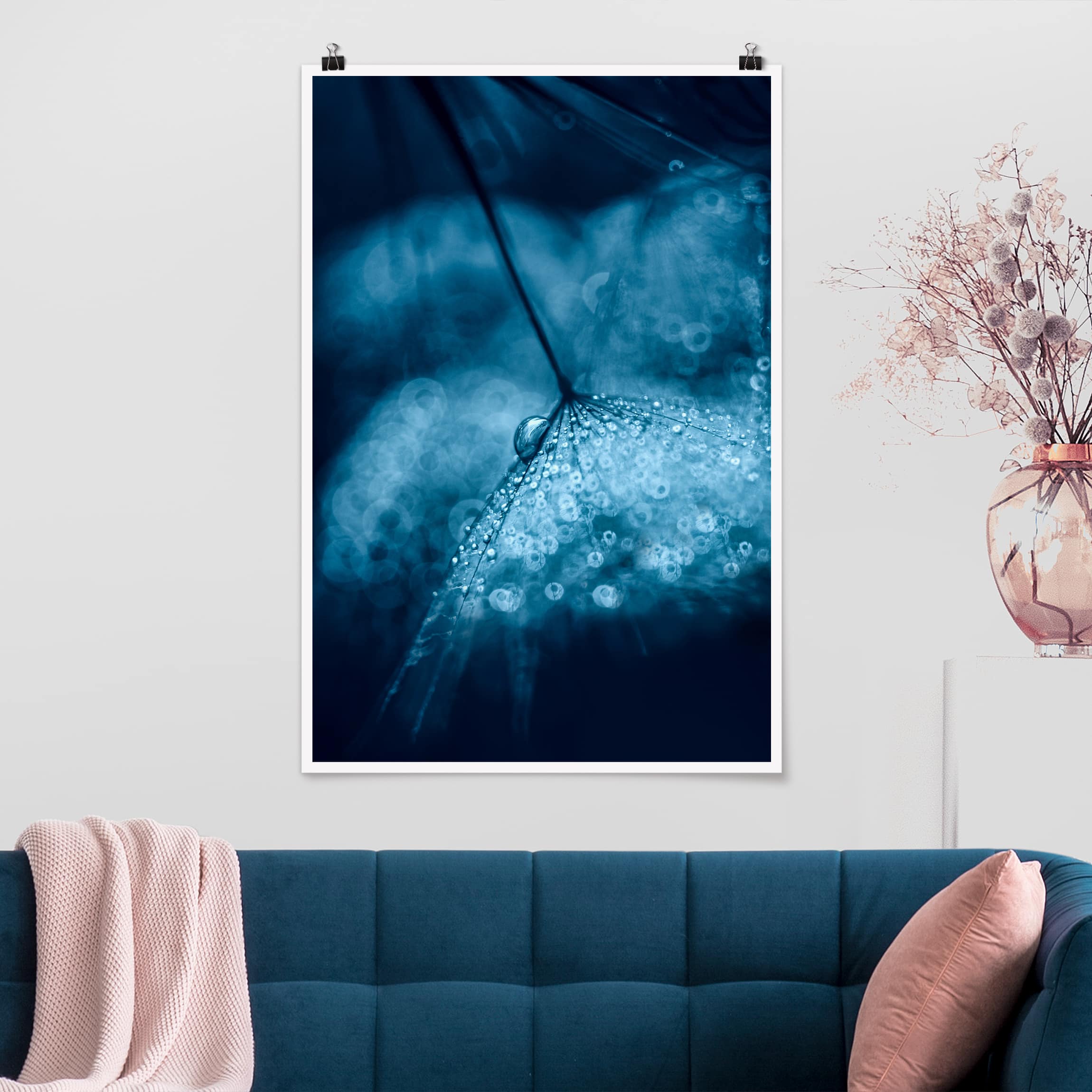 Poster - Hochformat Blaue Pusteblume im Regen