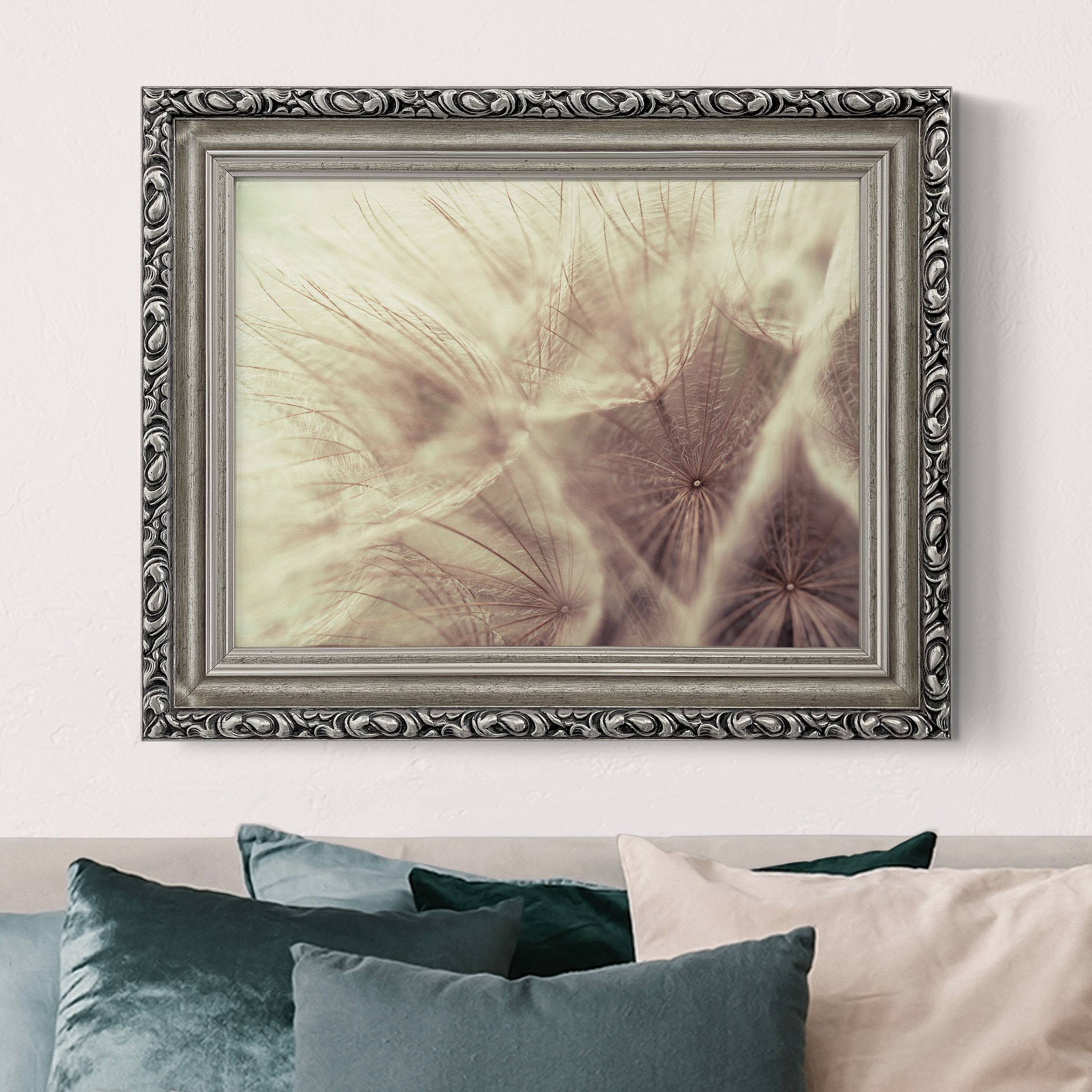 Leinwandbild mit Barockrahmen Detailreiche Pusteblumen Makroaufnahme mit Vintage Blur Effekt