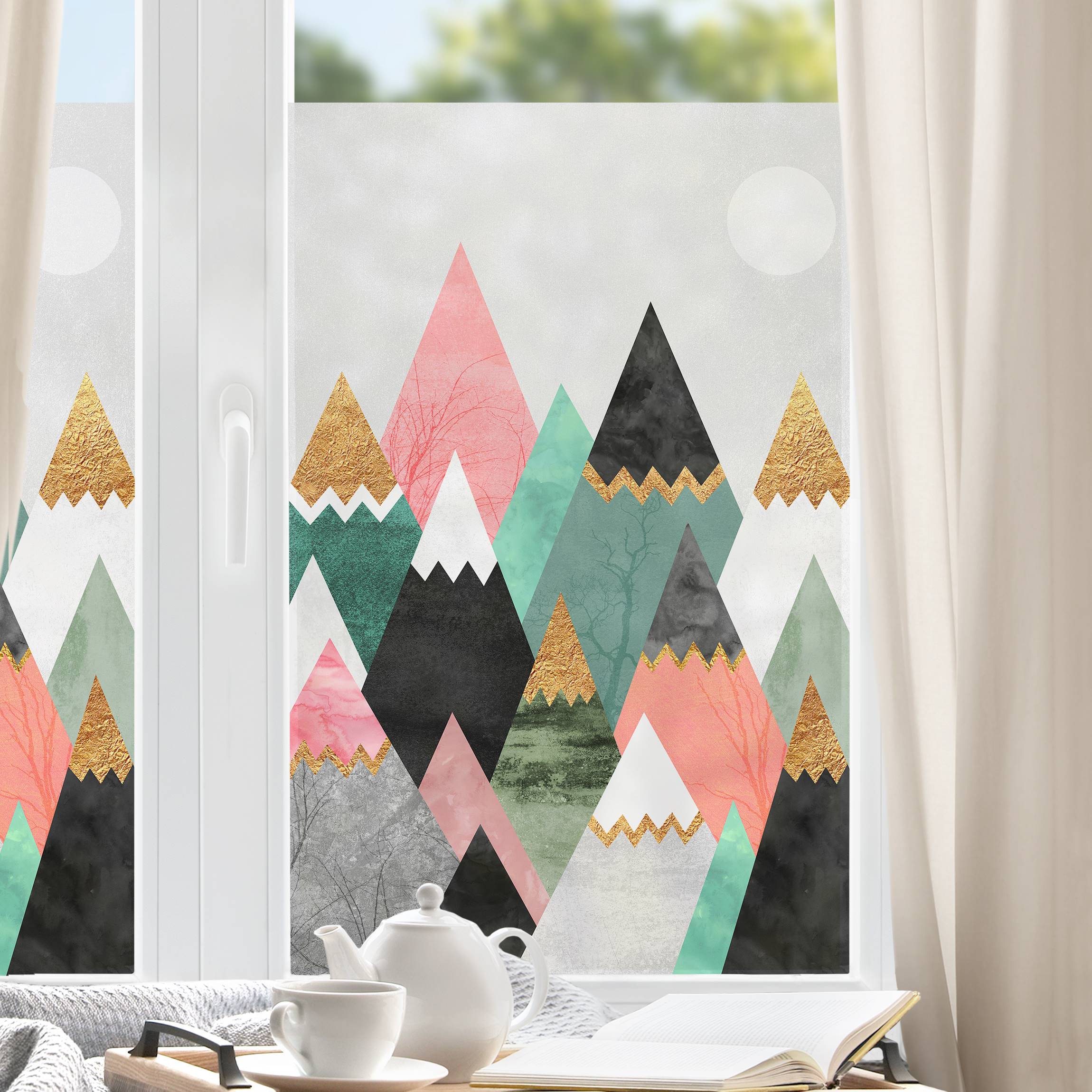 Fensterfolie Dreieckige Berge mit Goldspitzen