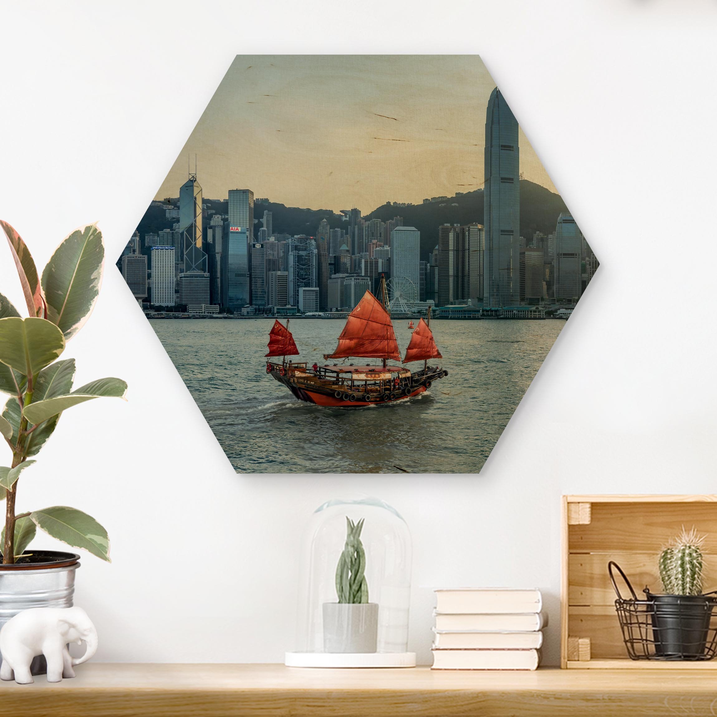 Hexagon-Holzbild Dschunke im Victoria Harbour