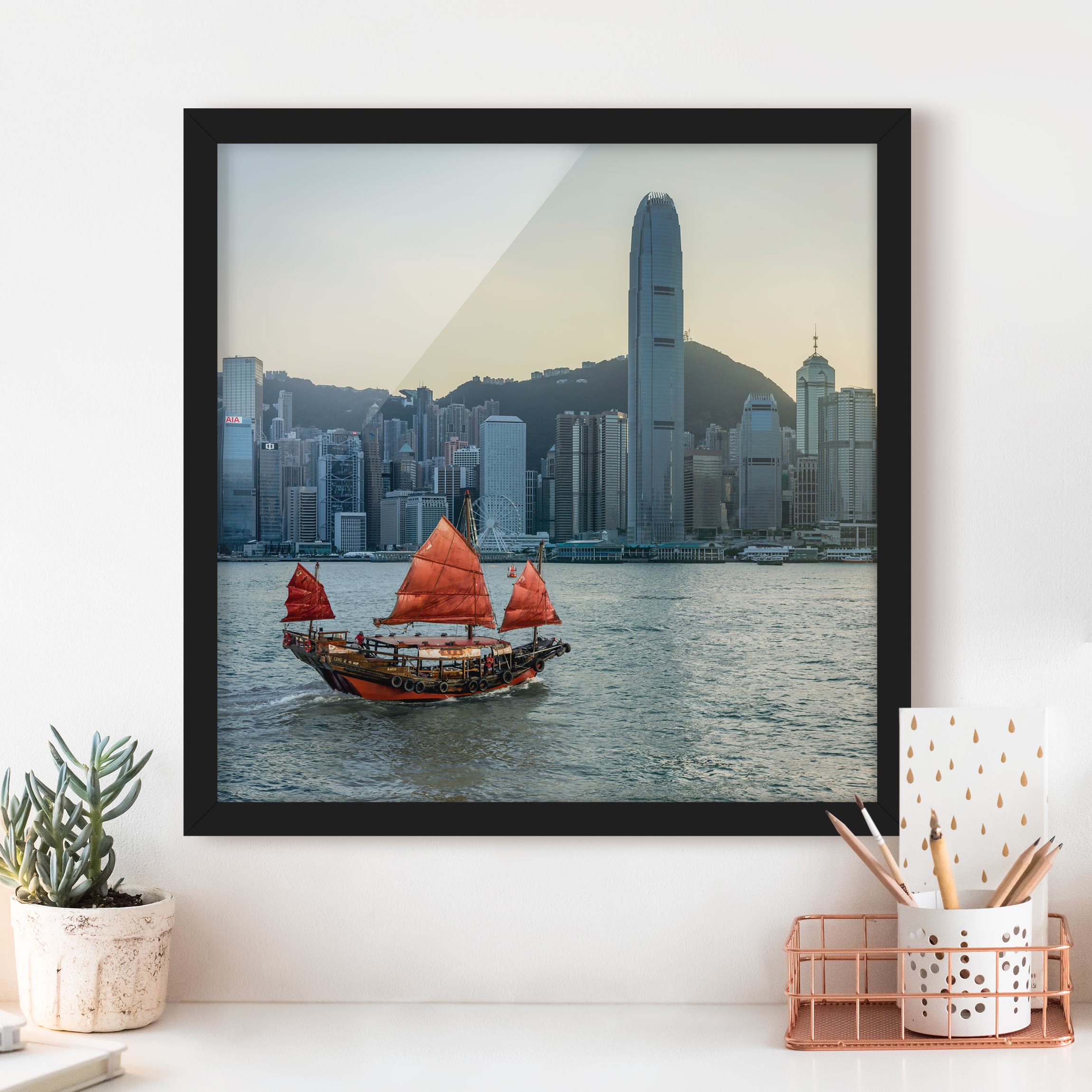 Bild mit Rahmen Dschunke im Victoria Harbour