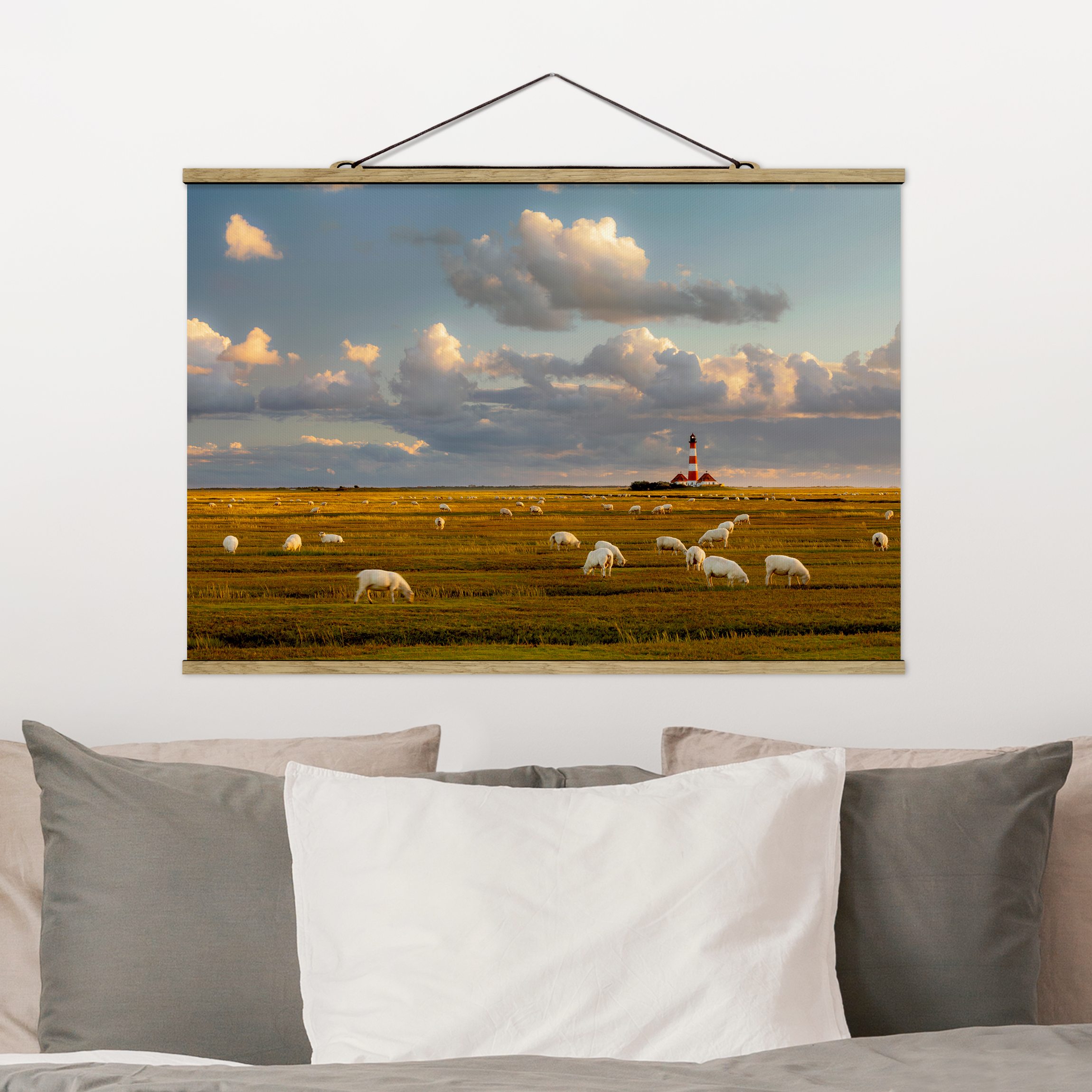 Stoffbild mit Posterleisten Nordsee Leuchtturm mit Schafsherde