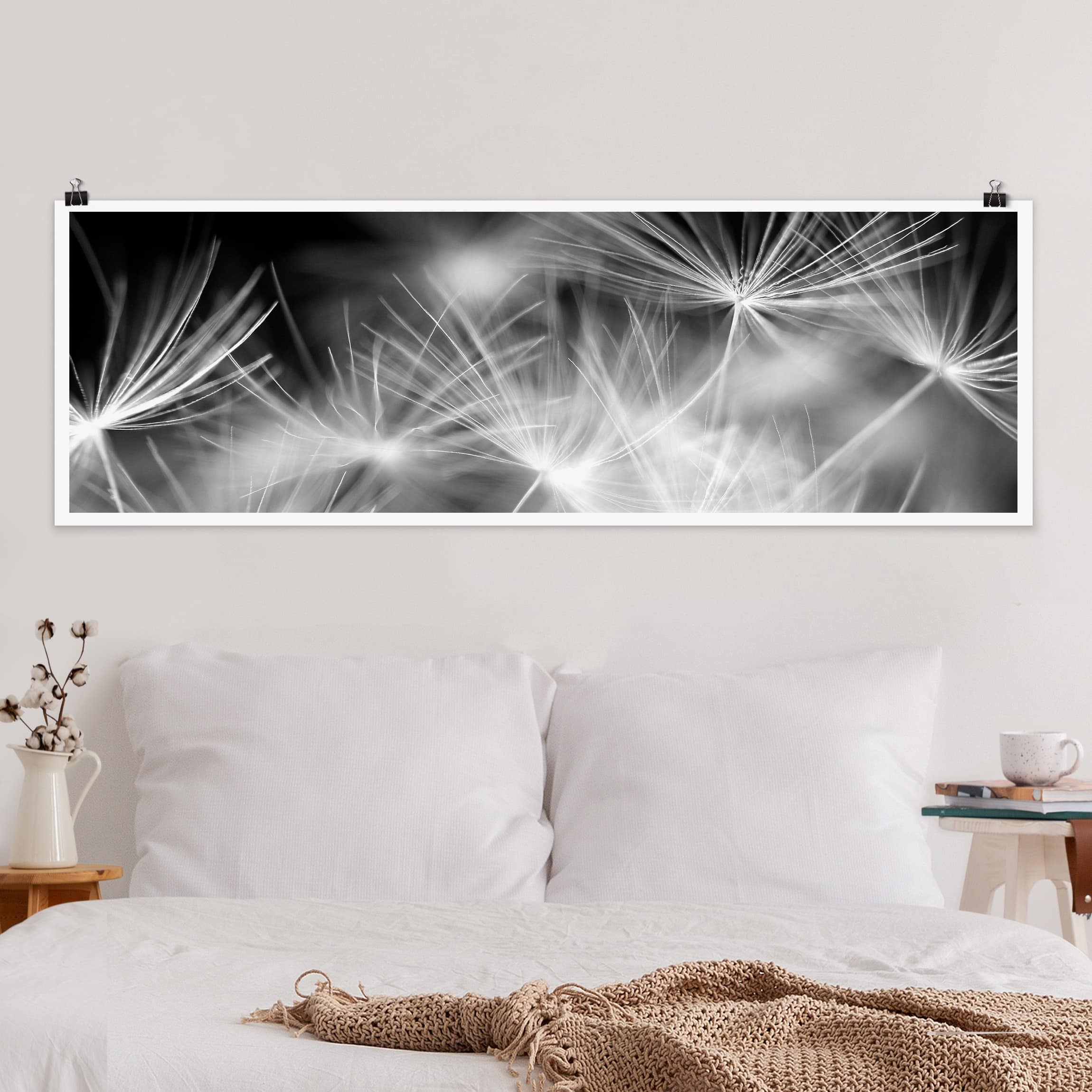 Panorama Poster Bewegte Pusteblumen Nahaufnahme auf schwarzem Hintergrund