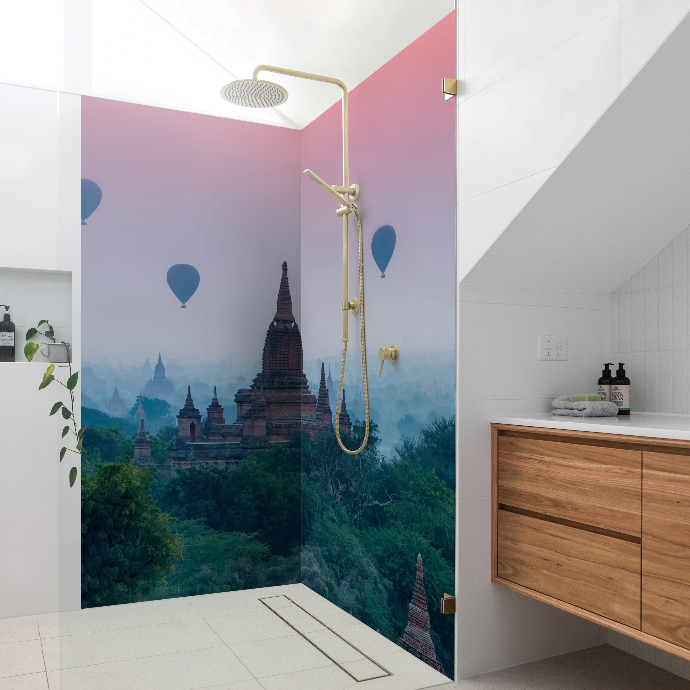 Duschrückwand Heißluftballons über Tempelanlage