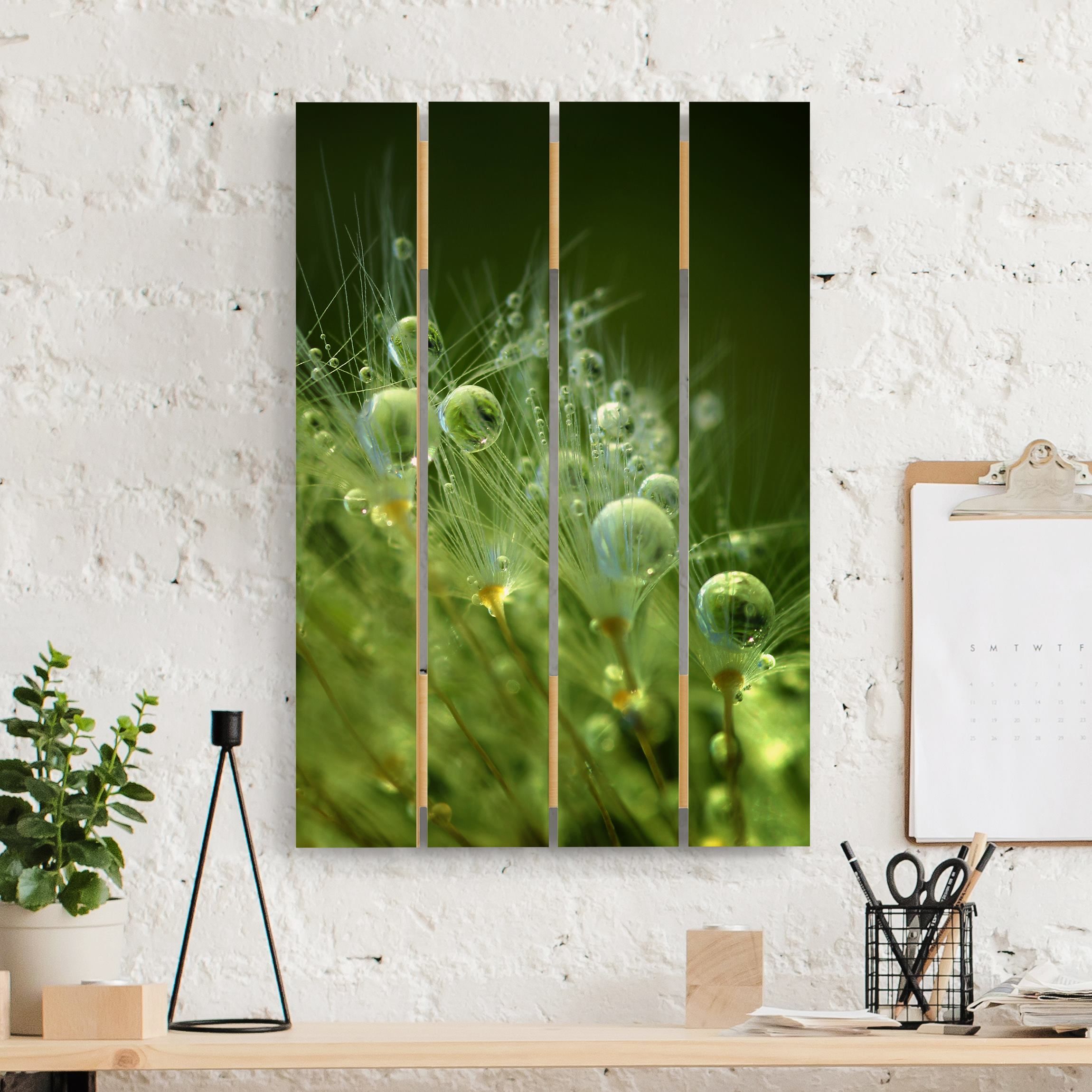 Holzbild Plankenoptik - Hochformat Grüne Samen im Regen