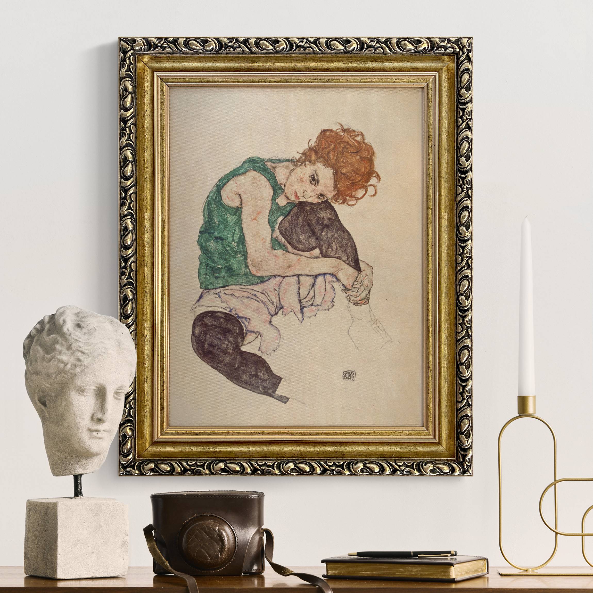 Leinwandbild mit Barockrahmen Egon Schiele - Sitzende Frau mit hochgezogenem Knie