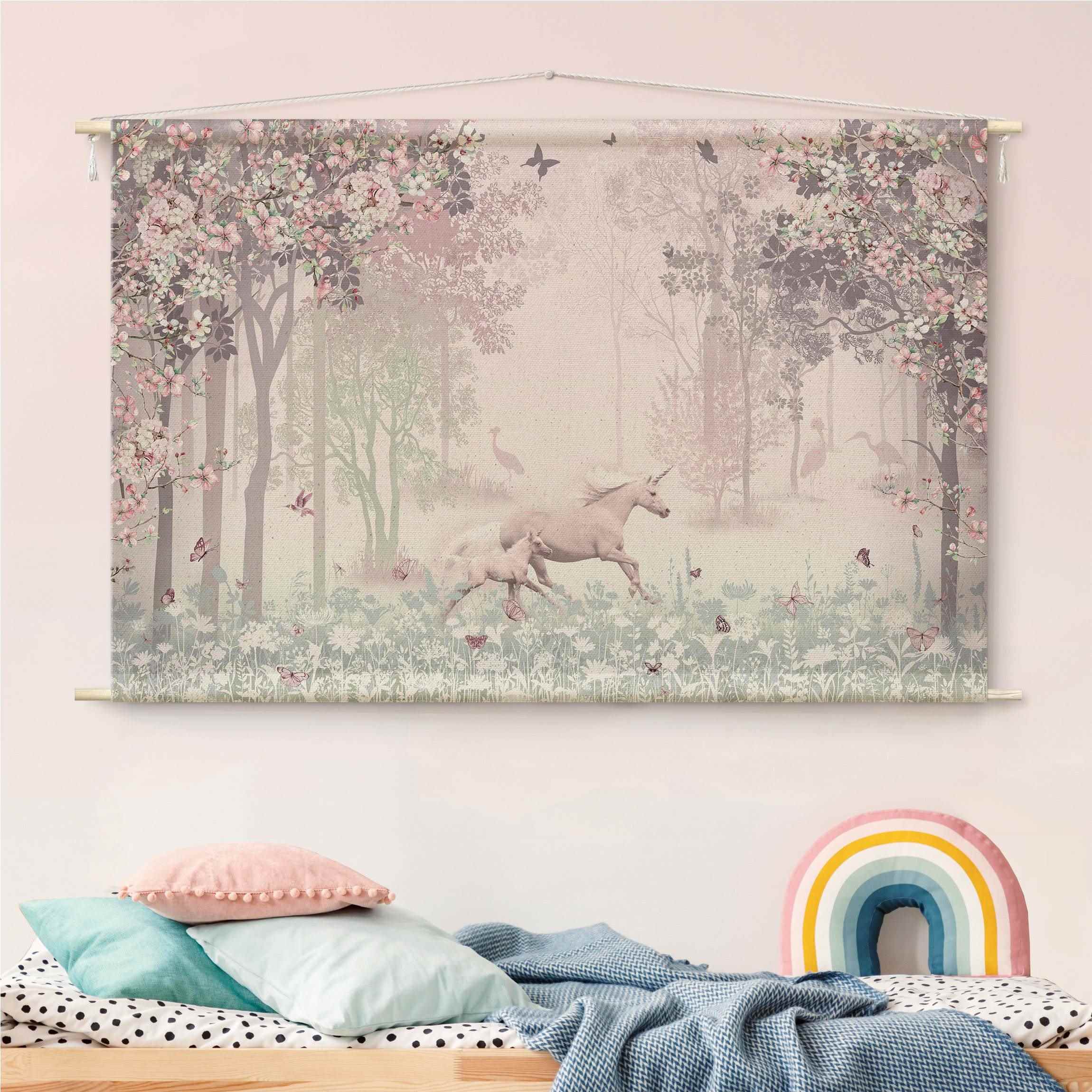 Wandteppich Einhorn auf Blumenwiese in Rosa