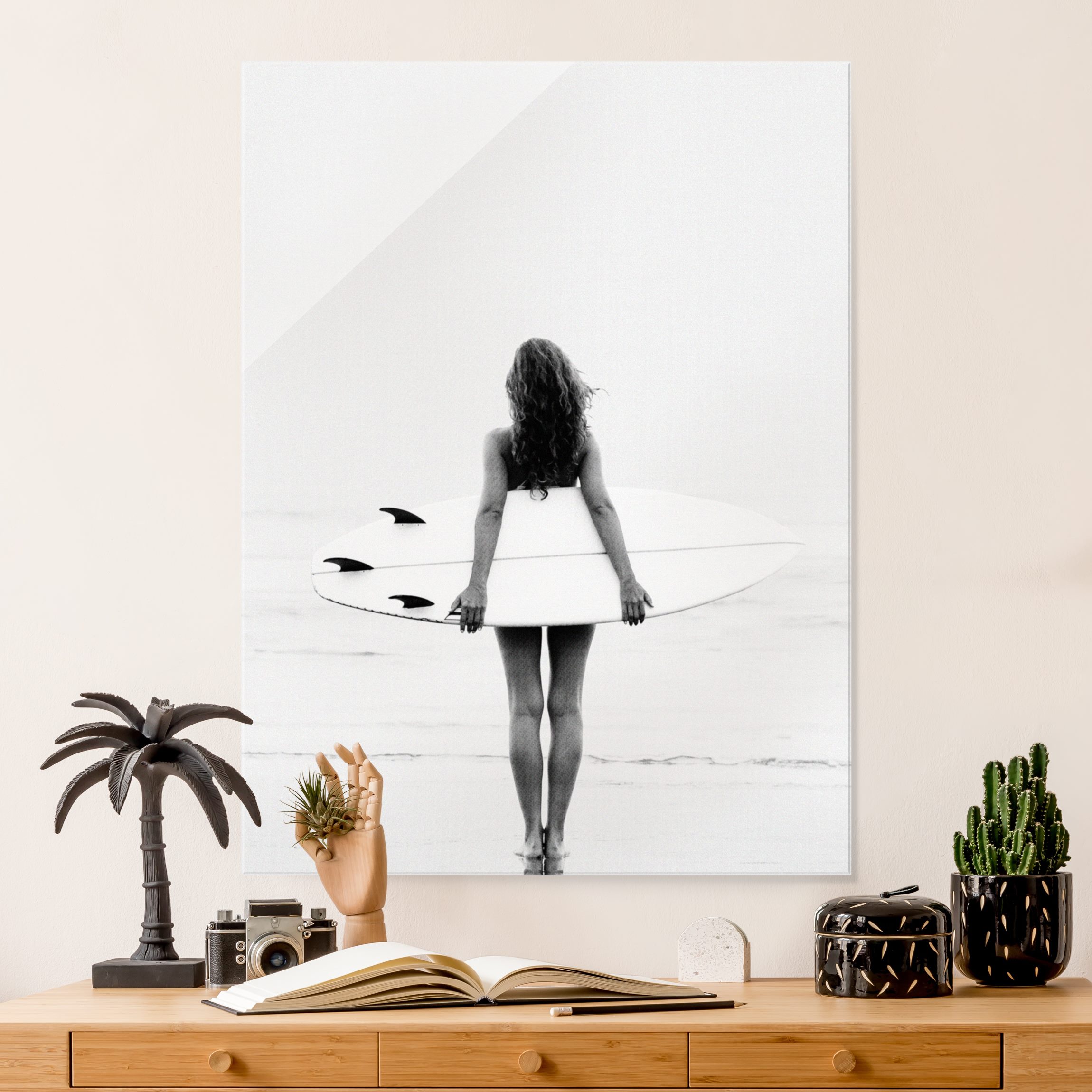 Glasbild Entspanntes Surfergirl mit Board
