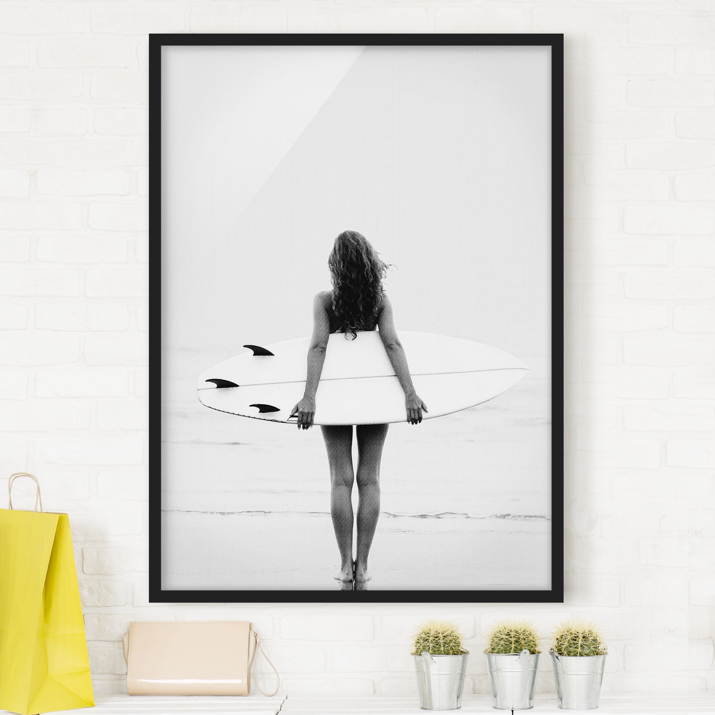 Bild mit Rahmen Entspanntes Surfergirl mit Board