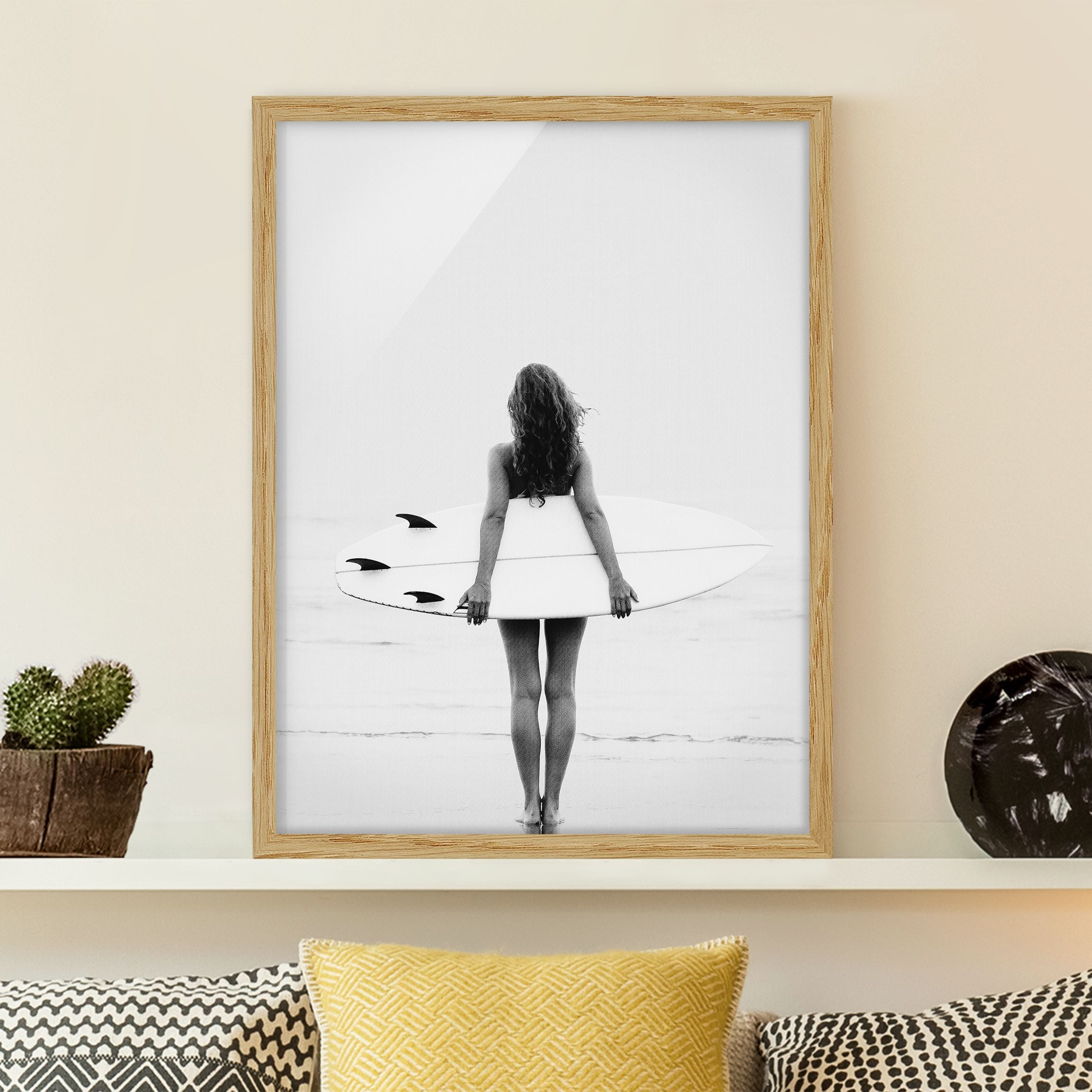 Bild mit Rahmen Entspanntes Surfergirl mit Board