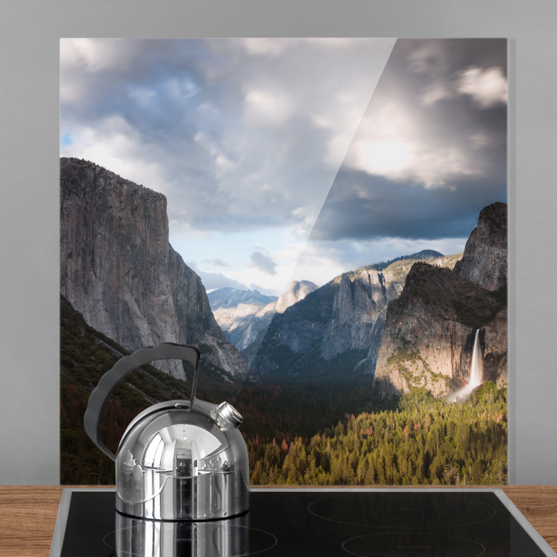 Spritzschutz Wolken über Berglandschaft