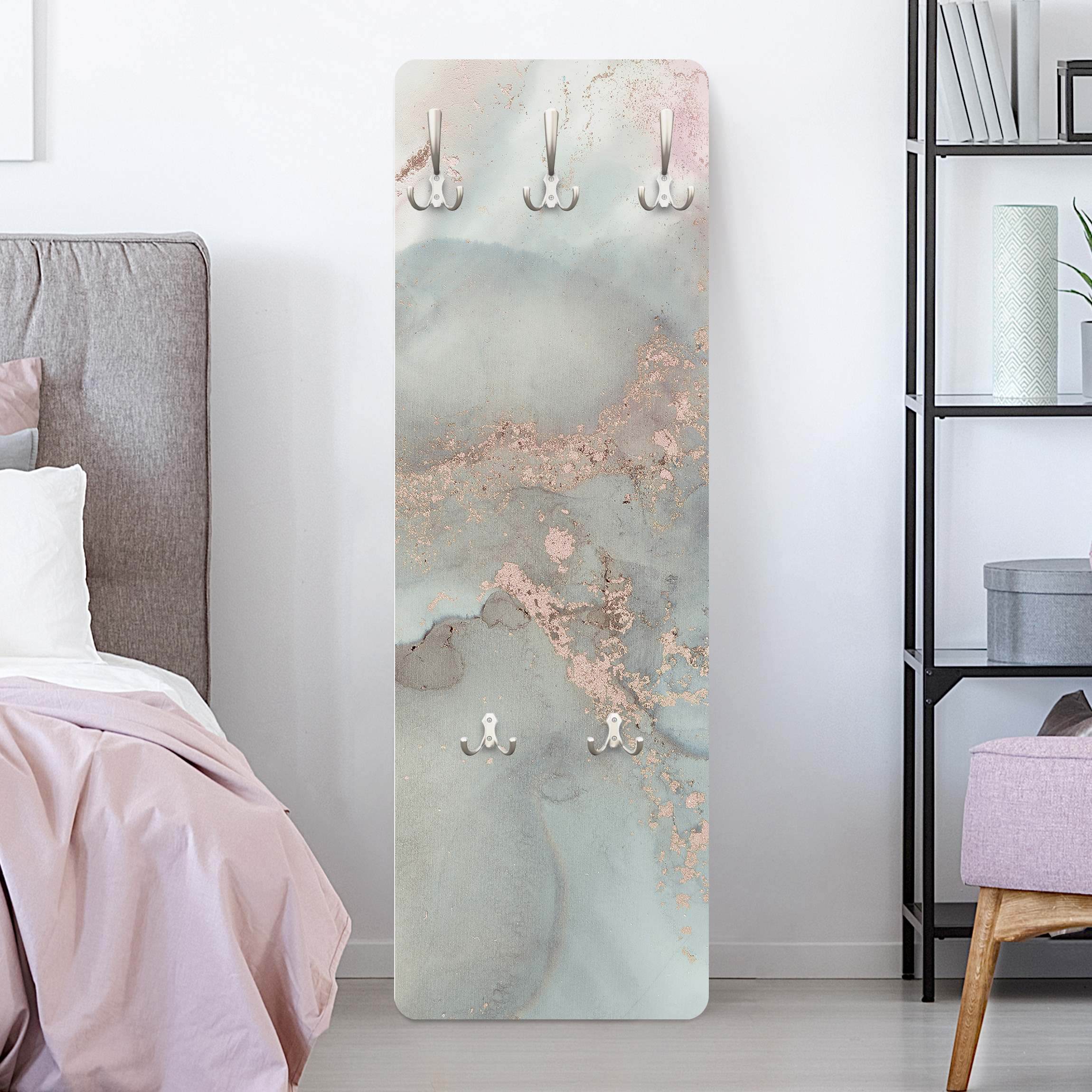 Wandgarderobe Holzpaneel Farbexperimente Marmor Pastell und Gold