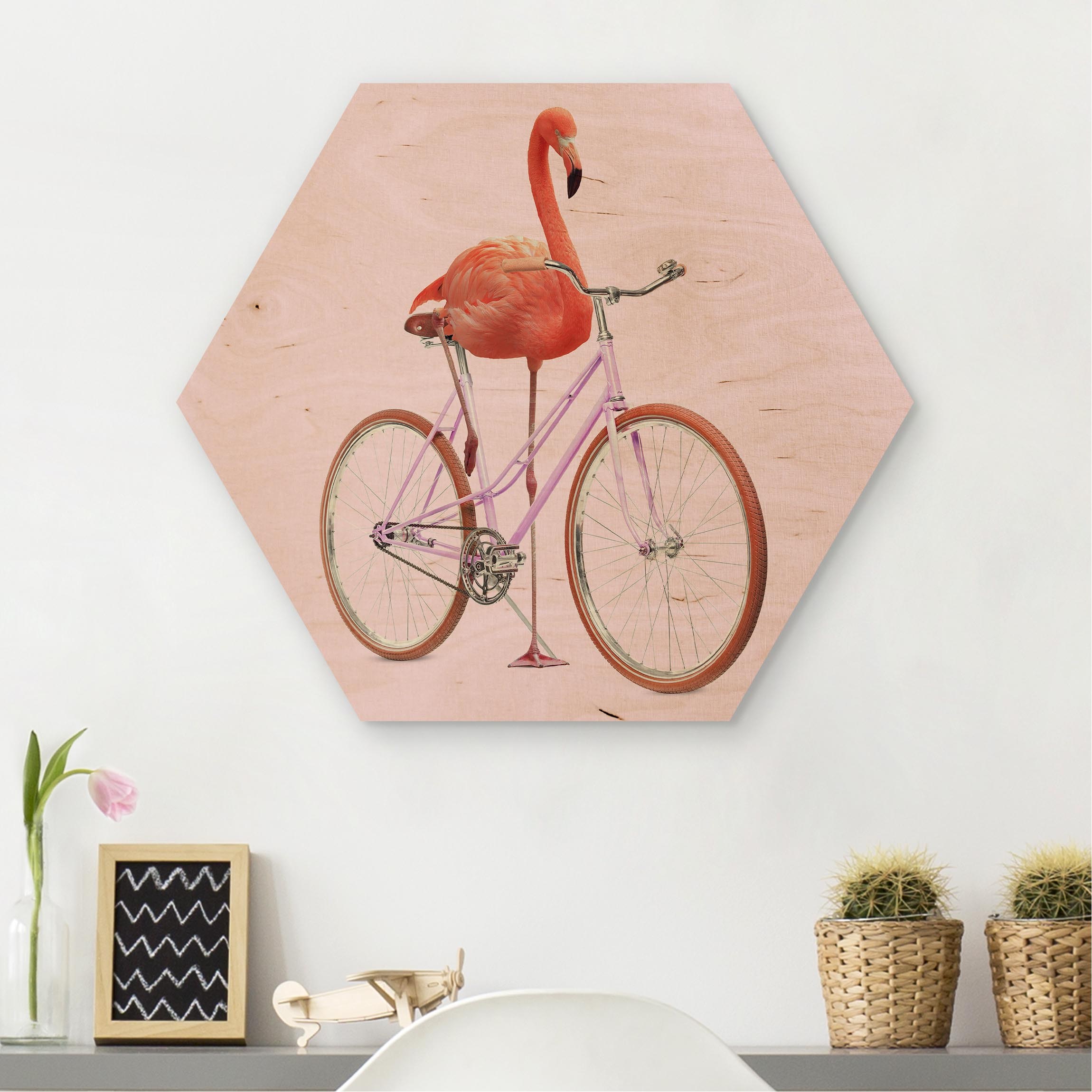 Hexagon-Holzbild Flamingo mit Fahrrad