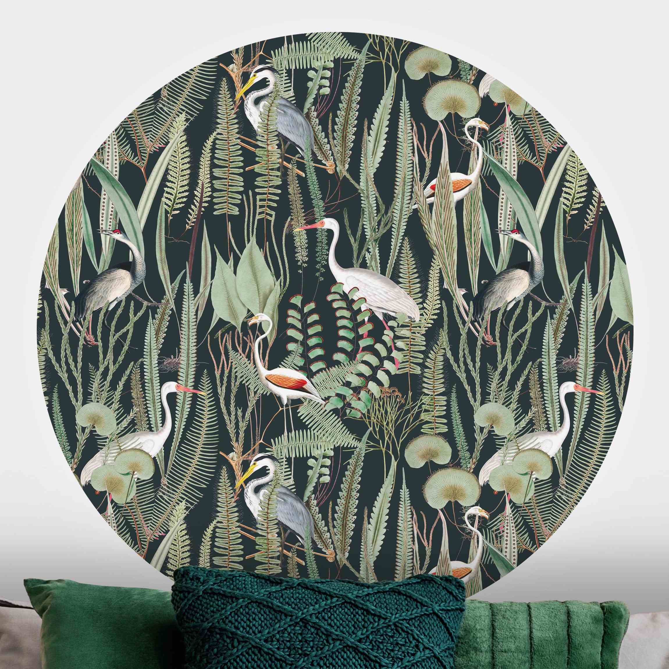 Runde Mustertapete Flamingos und Störche mit Pflanzen auf Grün