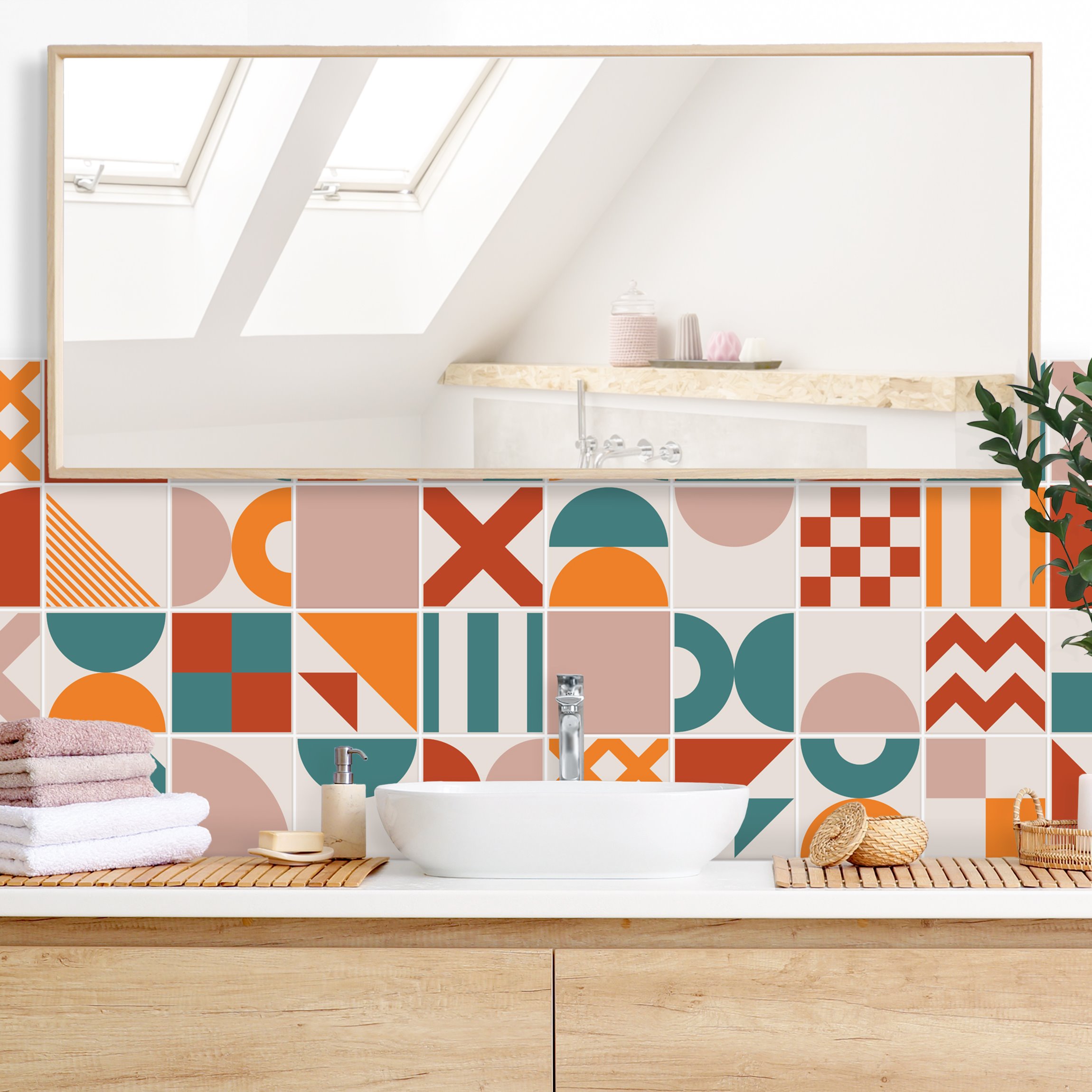 Wandverkleidung Bad Fliesen Geometrische Formen Terracotta und Petrol