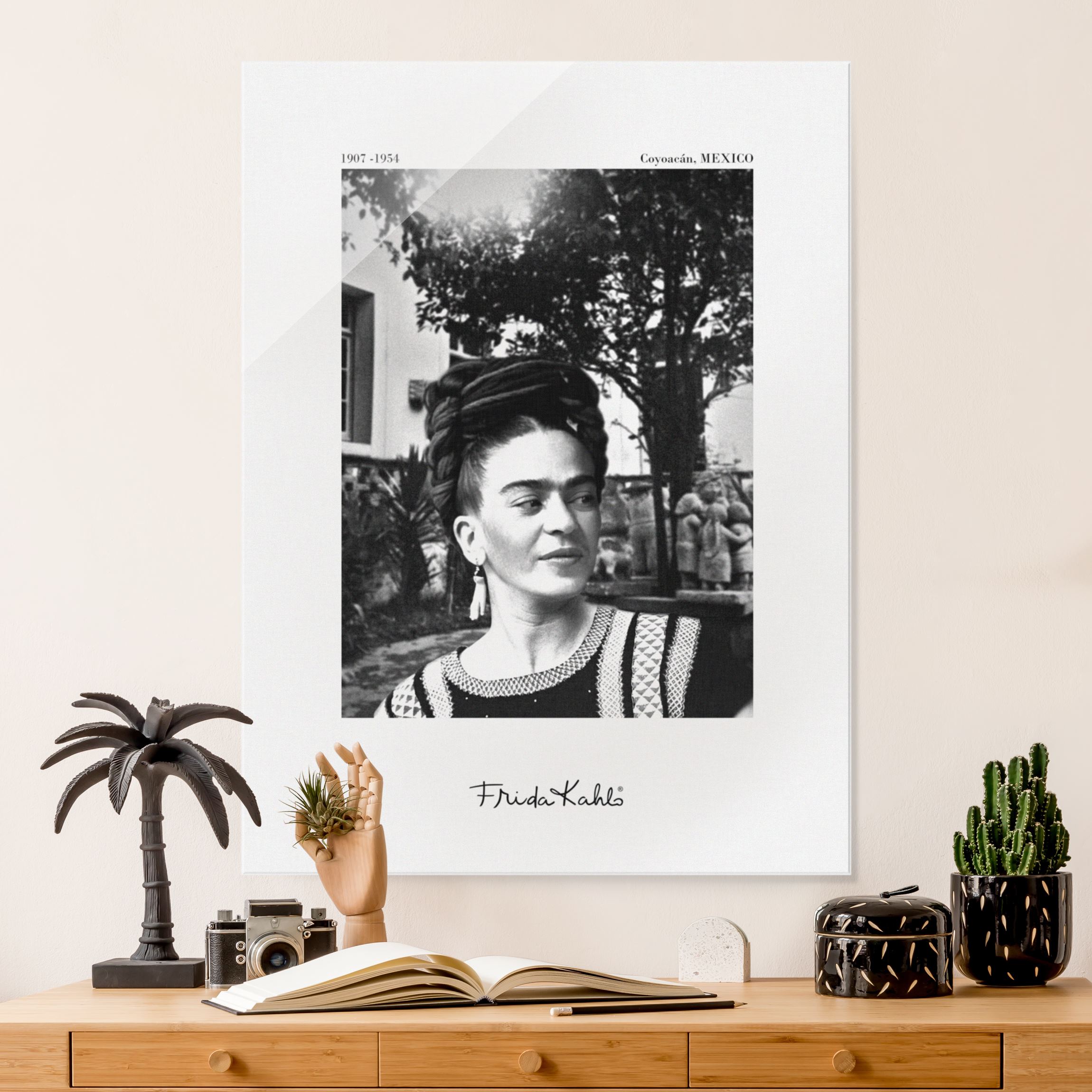 Glasbild Frida Kahlo Foto Portrait im Garten