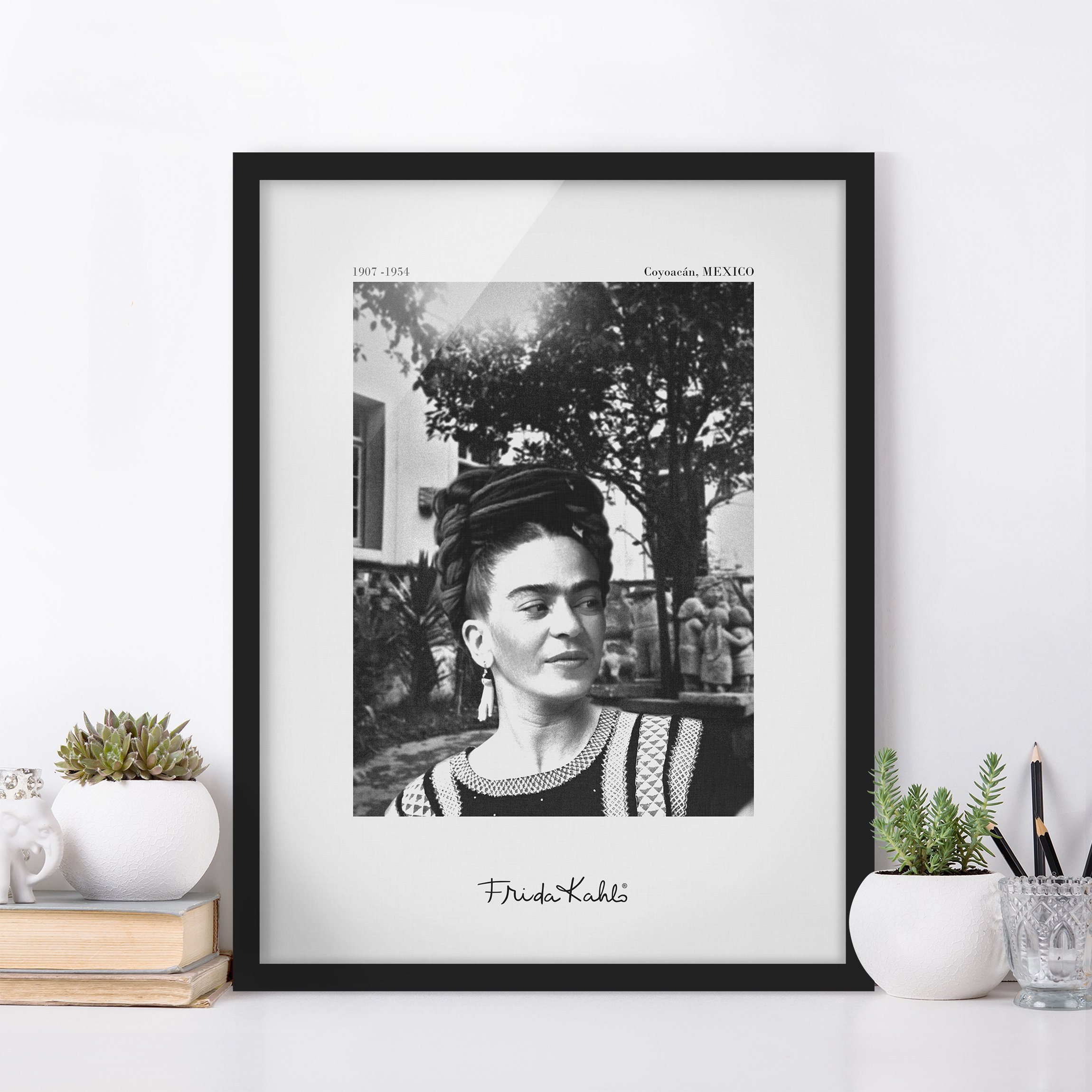 Bild mit Rahmen Frida Kahlo Foto Portrait im Garten