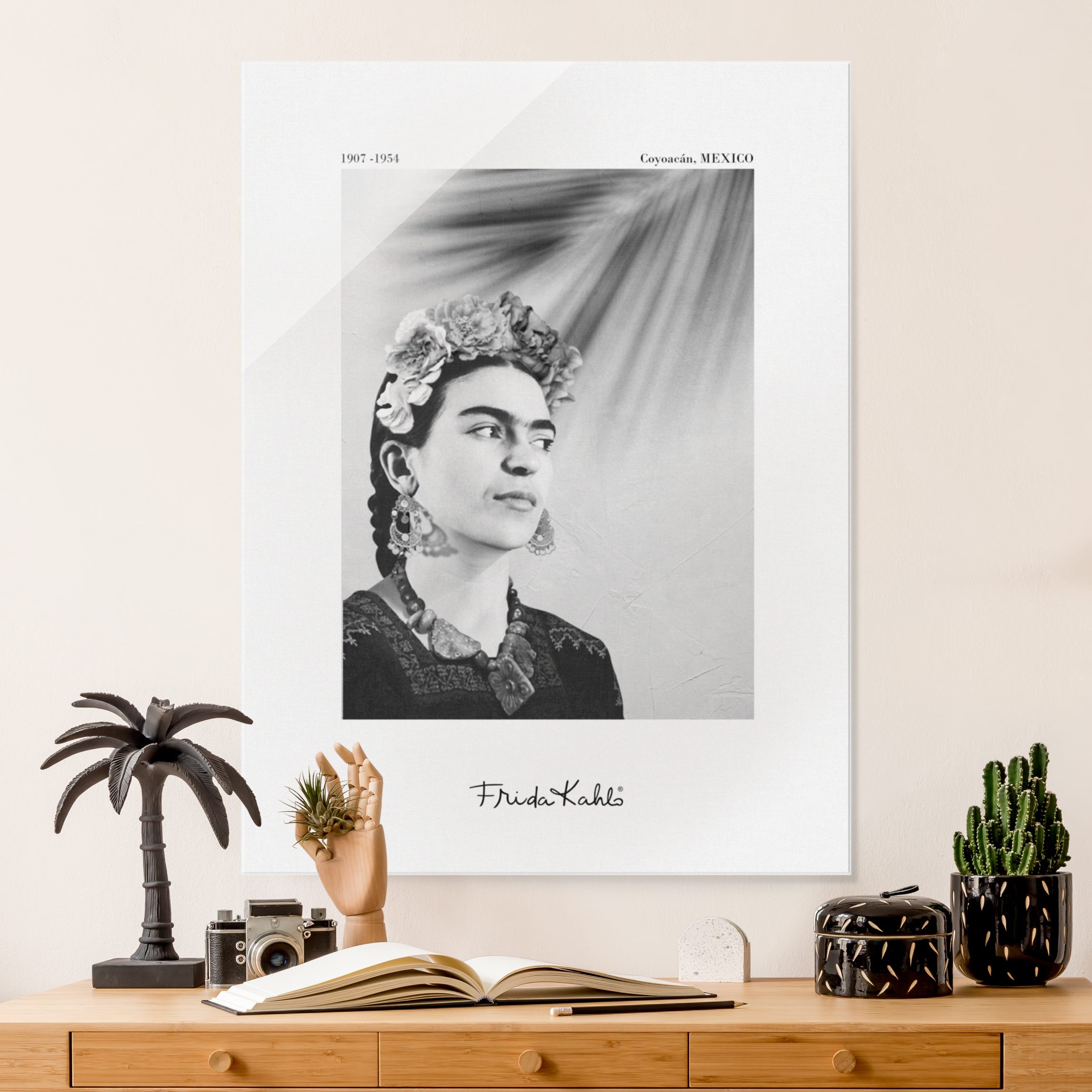 Glasbild Frida Kahlo Portrait mit Schmuck