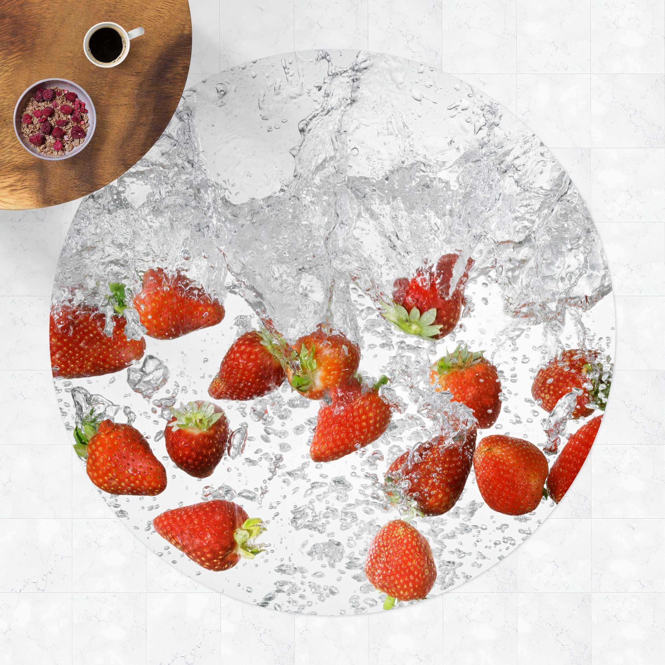 Runder Vinyl-Teppich Frische Erdbeeren im Wasser
