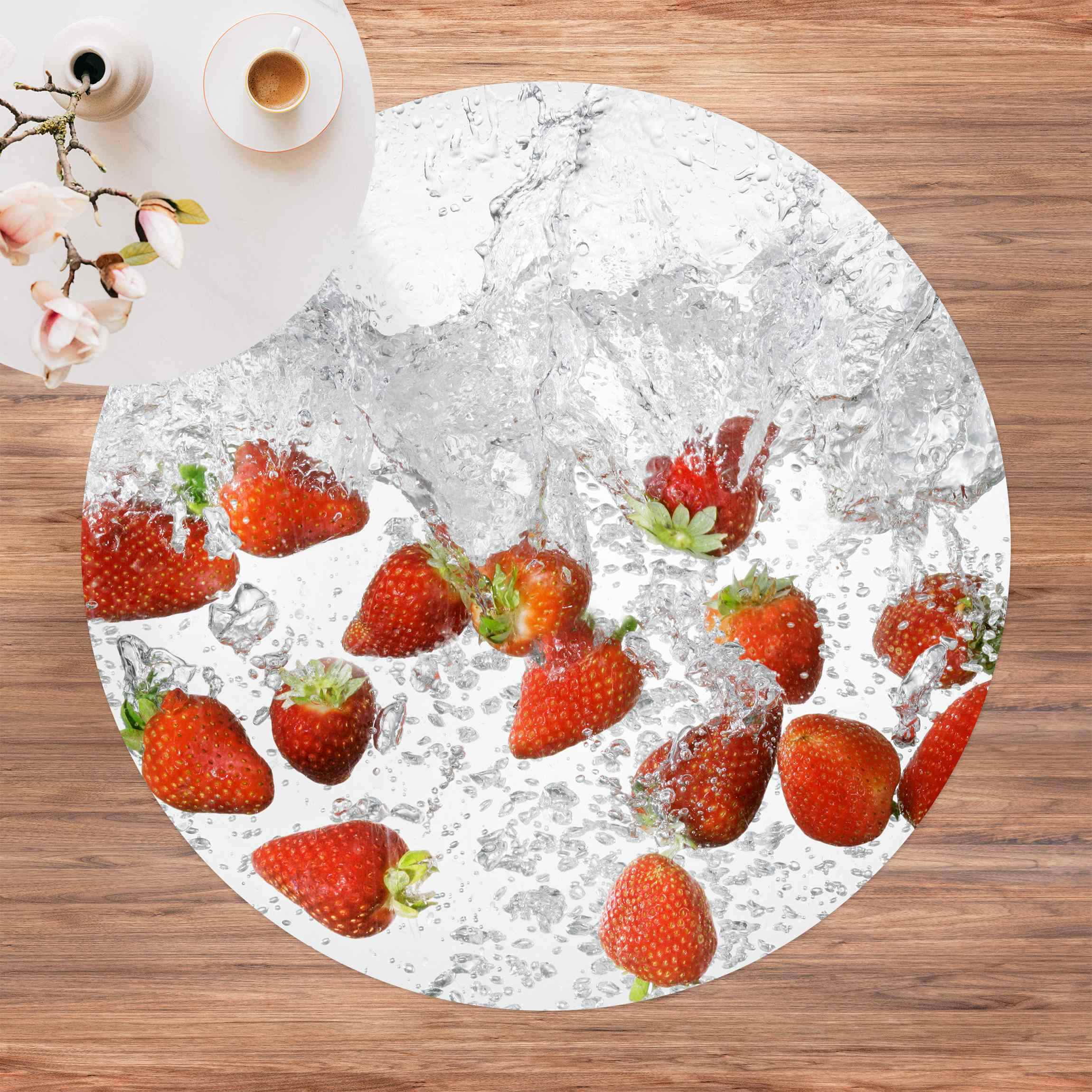 Runder Vinyl-Teppich Frische Erdbeeren im Wasser
