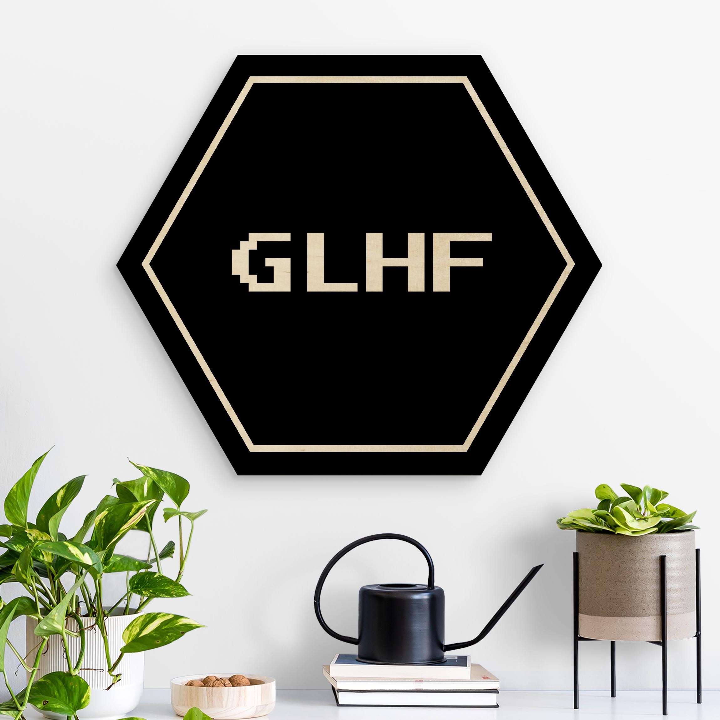 Hexagon-Holzbild Gaming Kürzel GLHF in Schwarz
