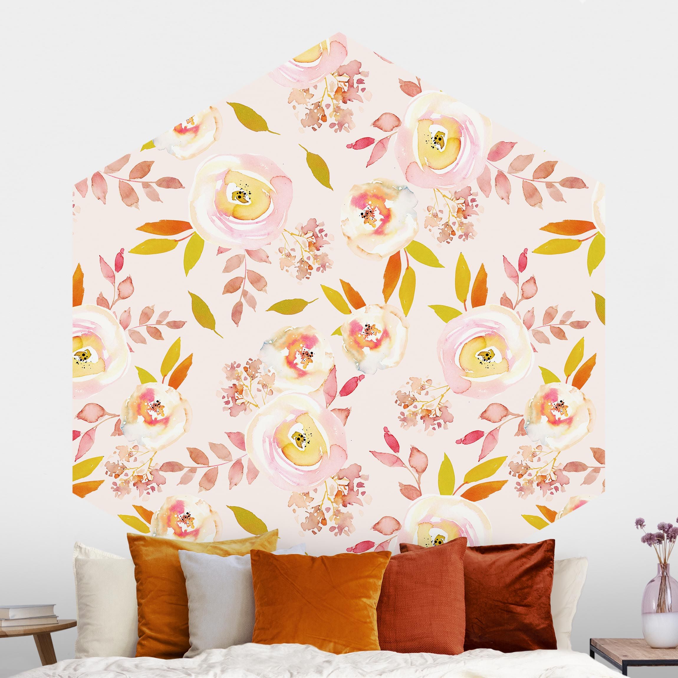 Hexagon Mustertapete Gelbe Blätter mit Aquarell Blumen vor Rosa