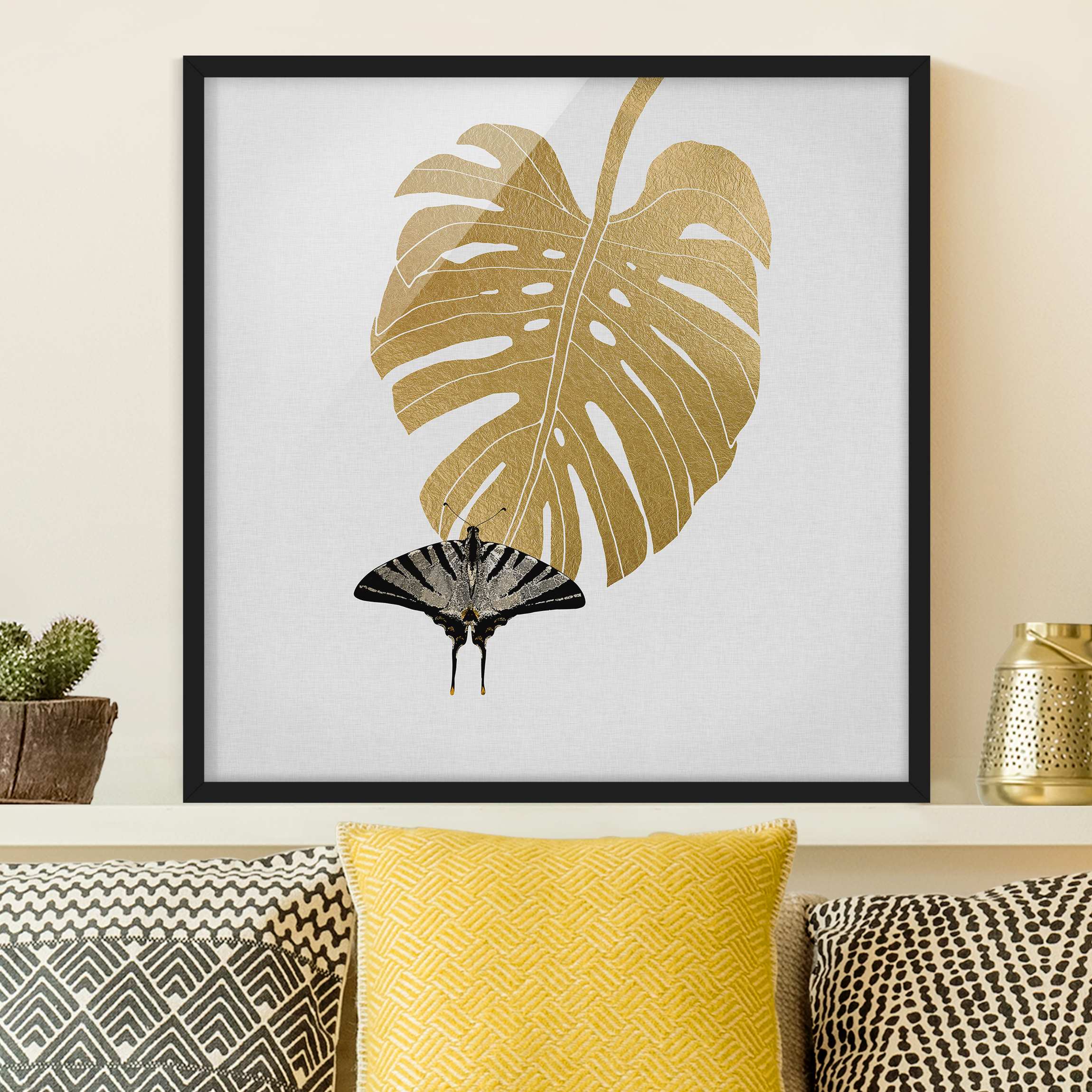 Bild mit Rahmen Goldene Monstera mit Schmetterling
